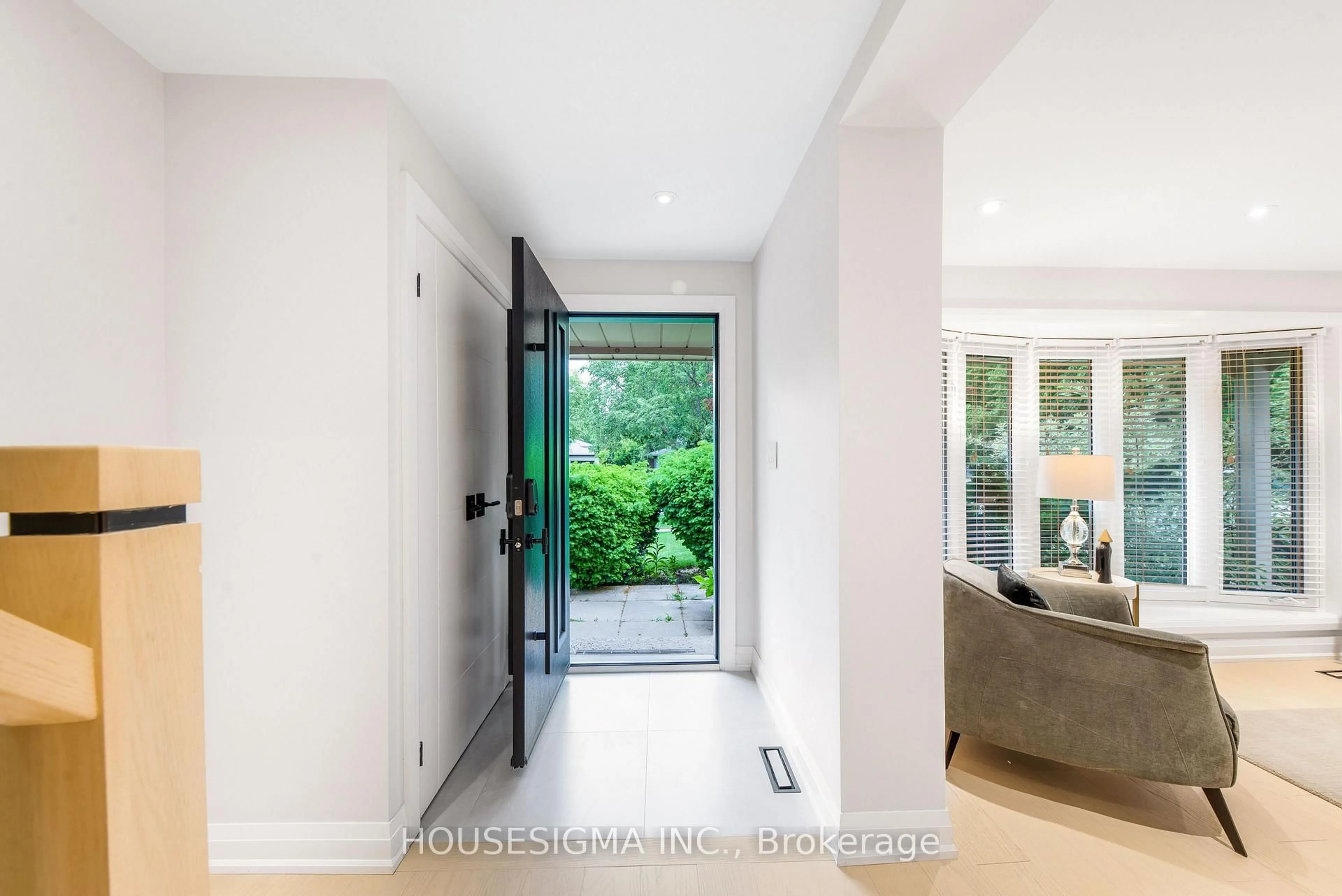 Indoor entryway for 50 Royal Orchard Blvd, Markham Ontario L3T 3C5