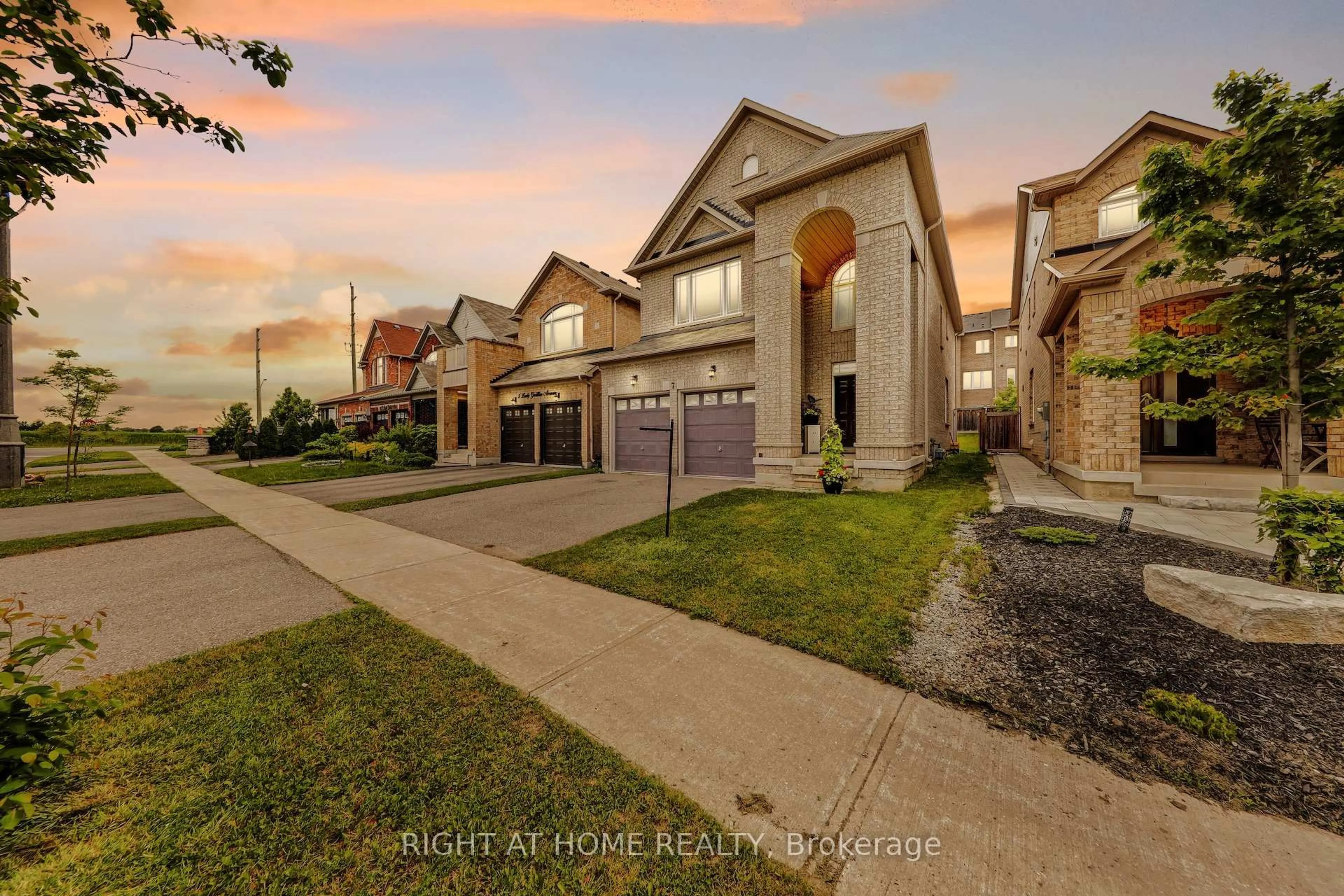 A pic from outside/outdoor area/front of a property/back of a property/a pic from drone, street for 7 Lady Gwillim Ave, East Gwillimbury Ontario L9N 0B3