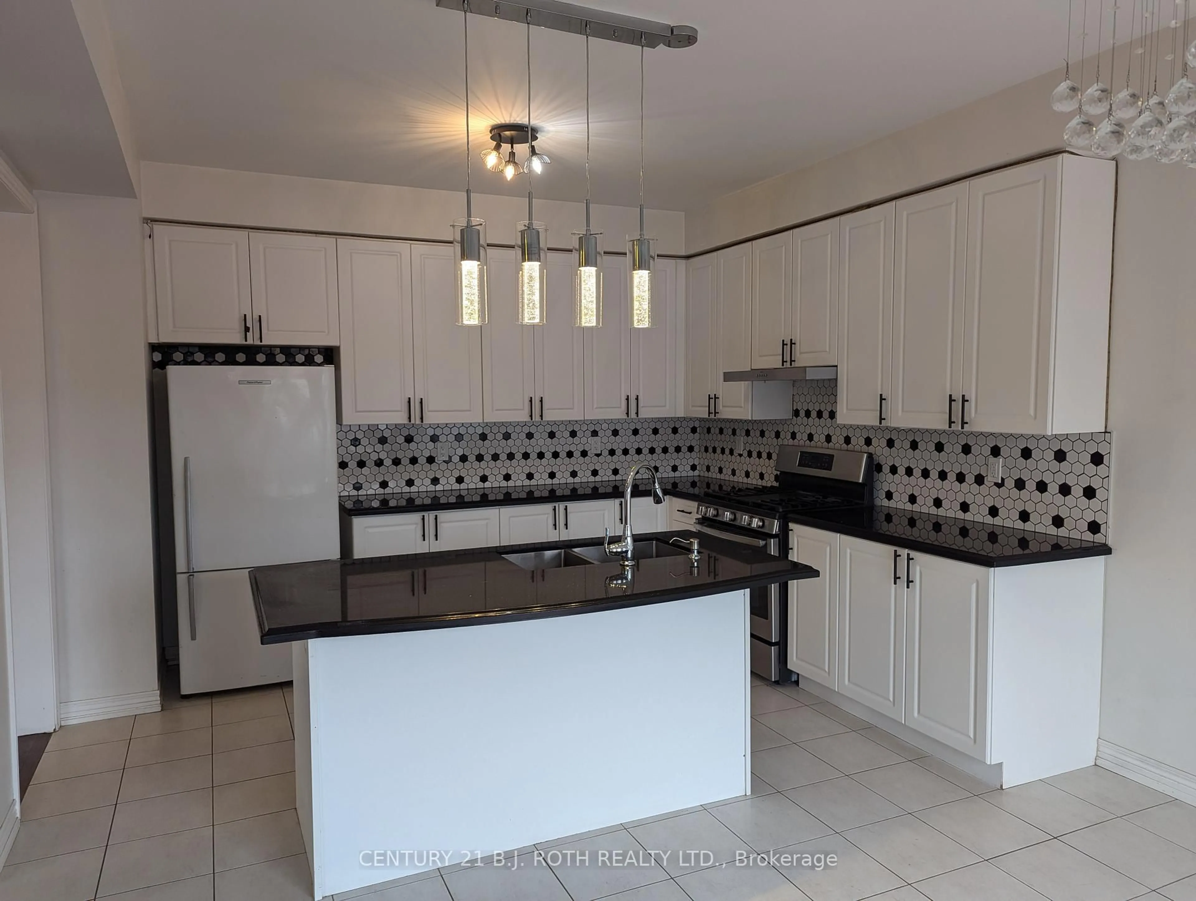 Open concept kitchen, ceramic/tile floor for 98 Gold Park Gate, Essa Ontario L0M 1B4