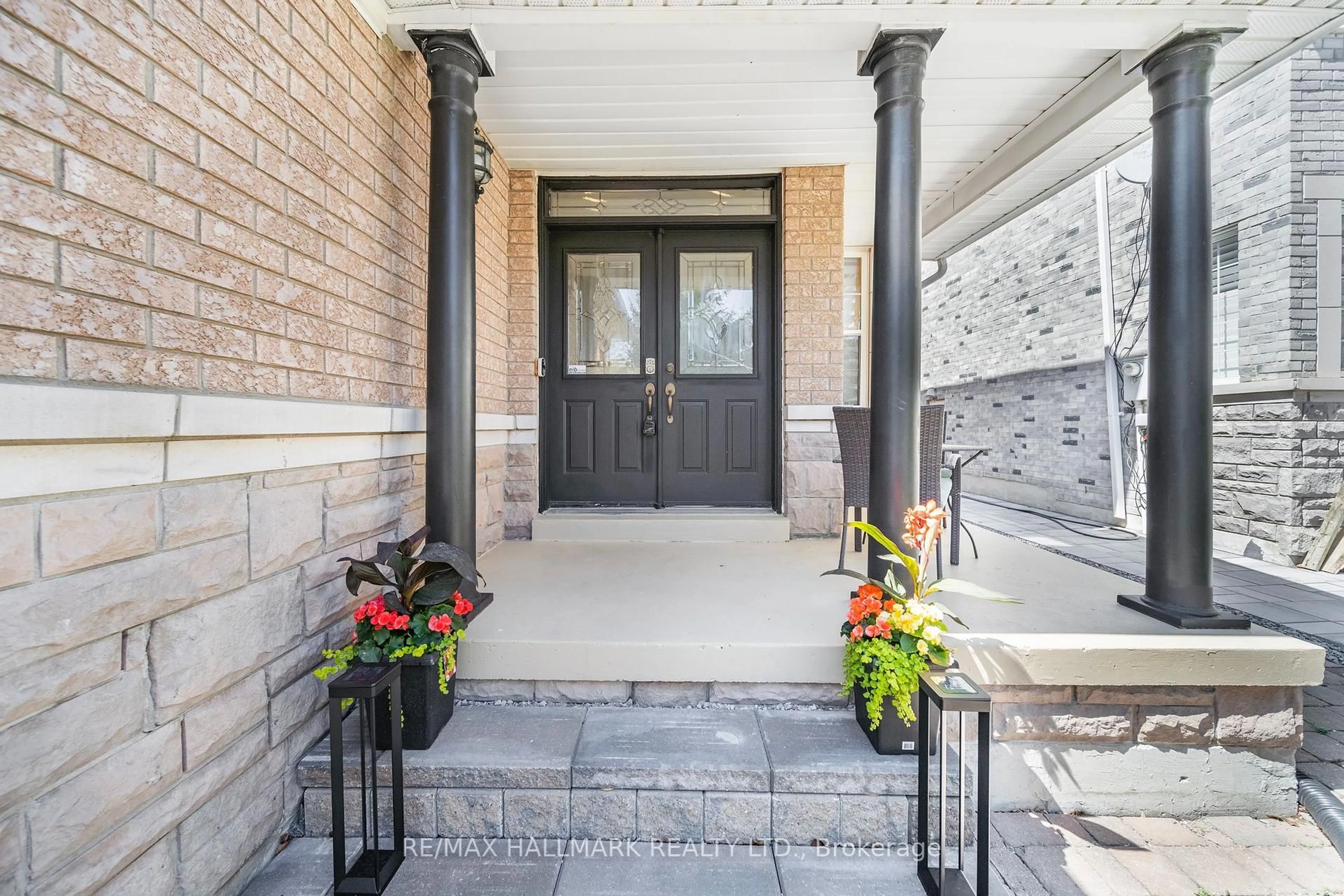 Indoor entryway for 70 Deerwood Cres, Richmond Hill Ontario L4E 4B4