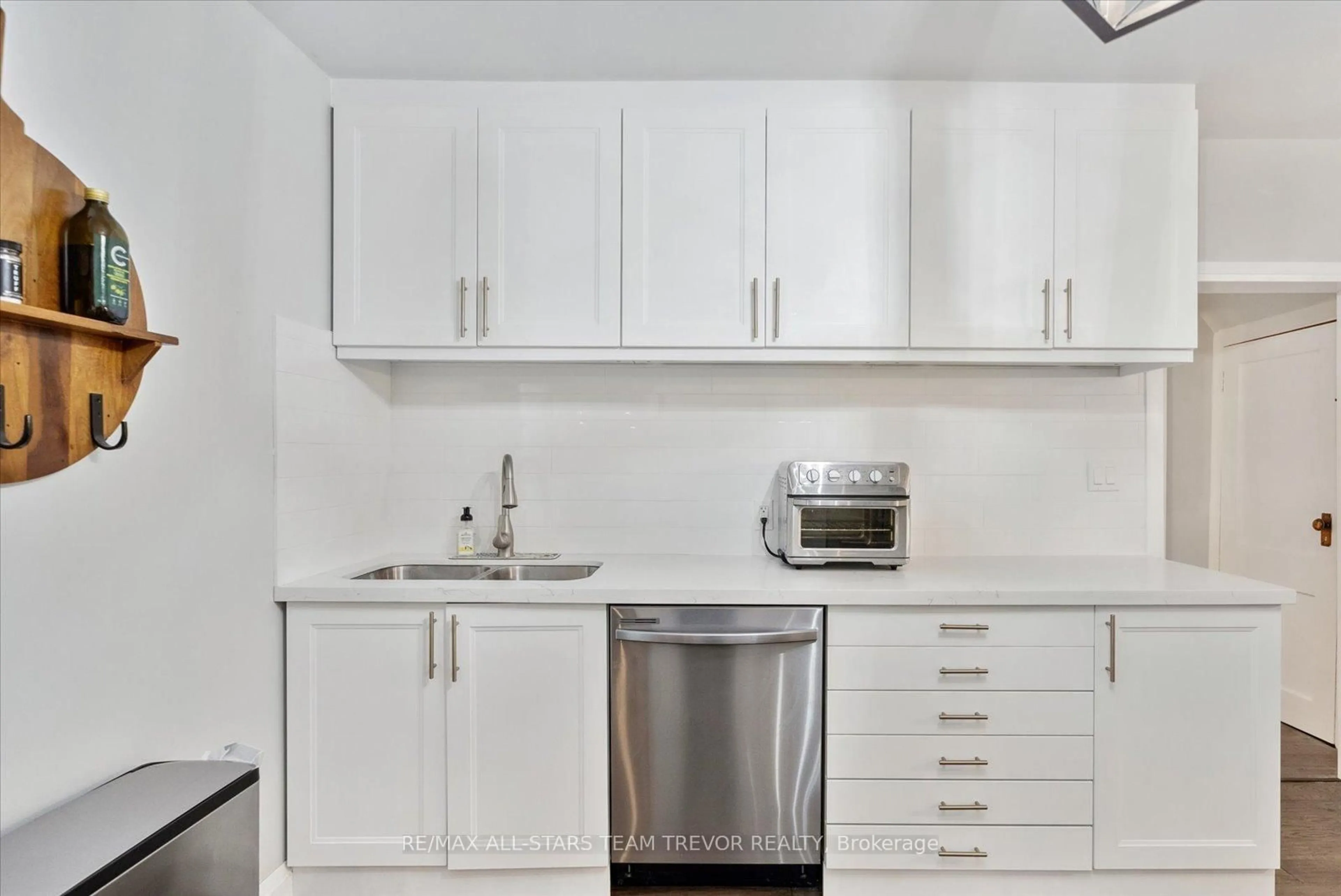 Standard kitchen, unknown for 380A Main St, King Ontario L0G 1T0