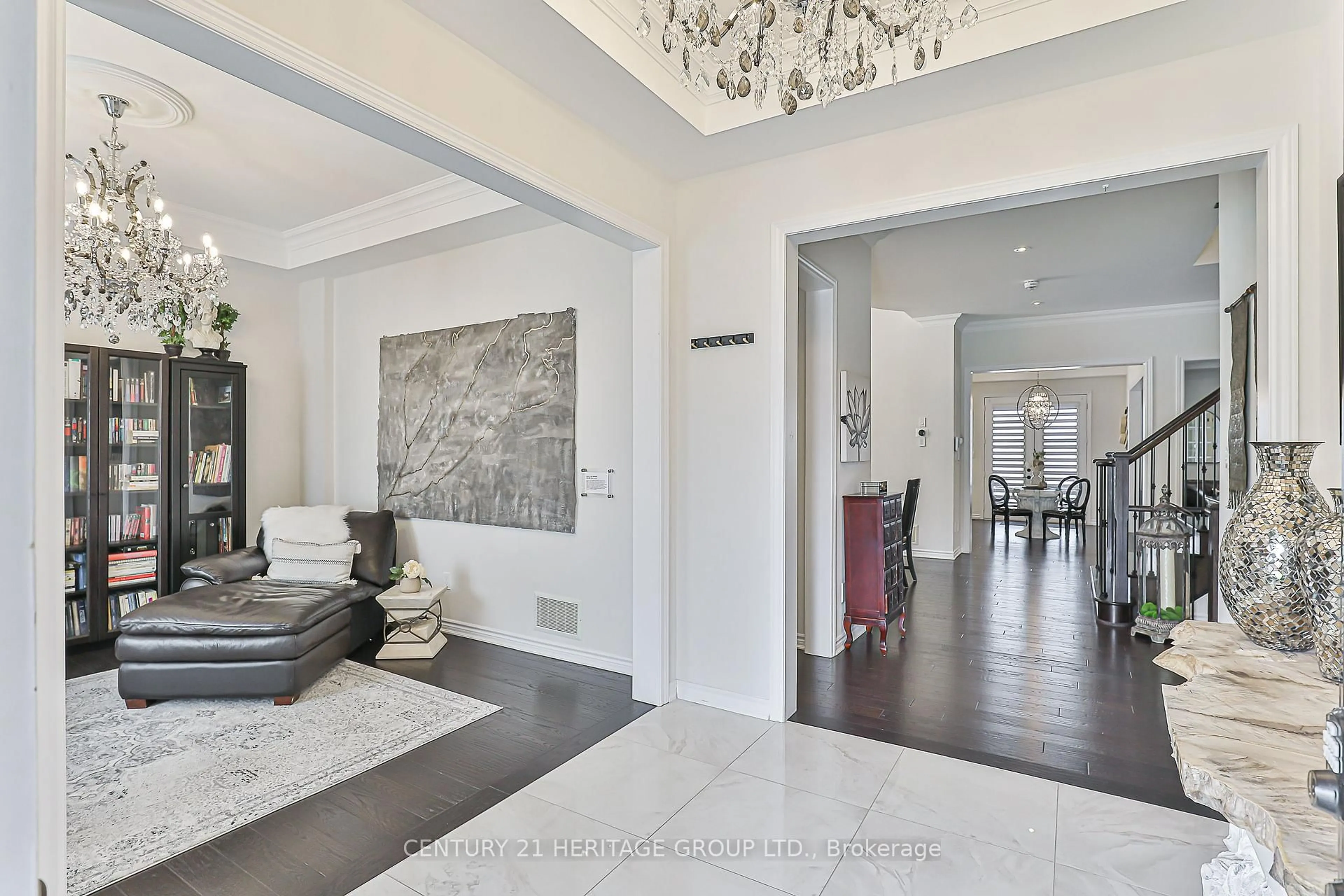 Indoor entryway for 38 Whitebirch Lane, East Gwillimbury Ontario L9N 0P7