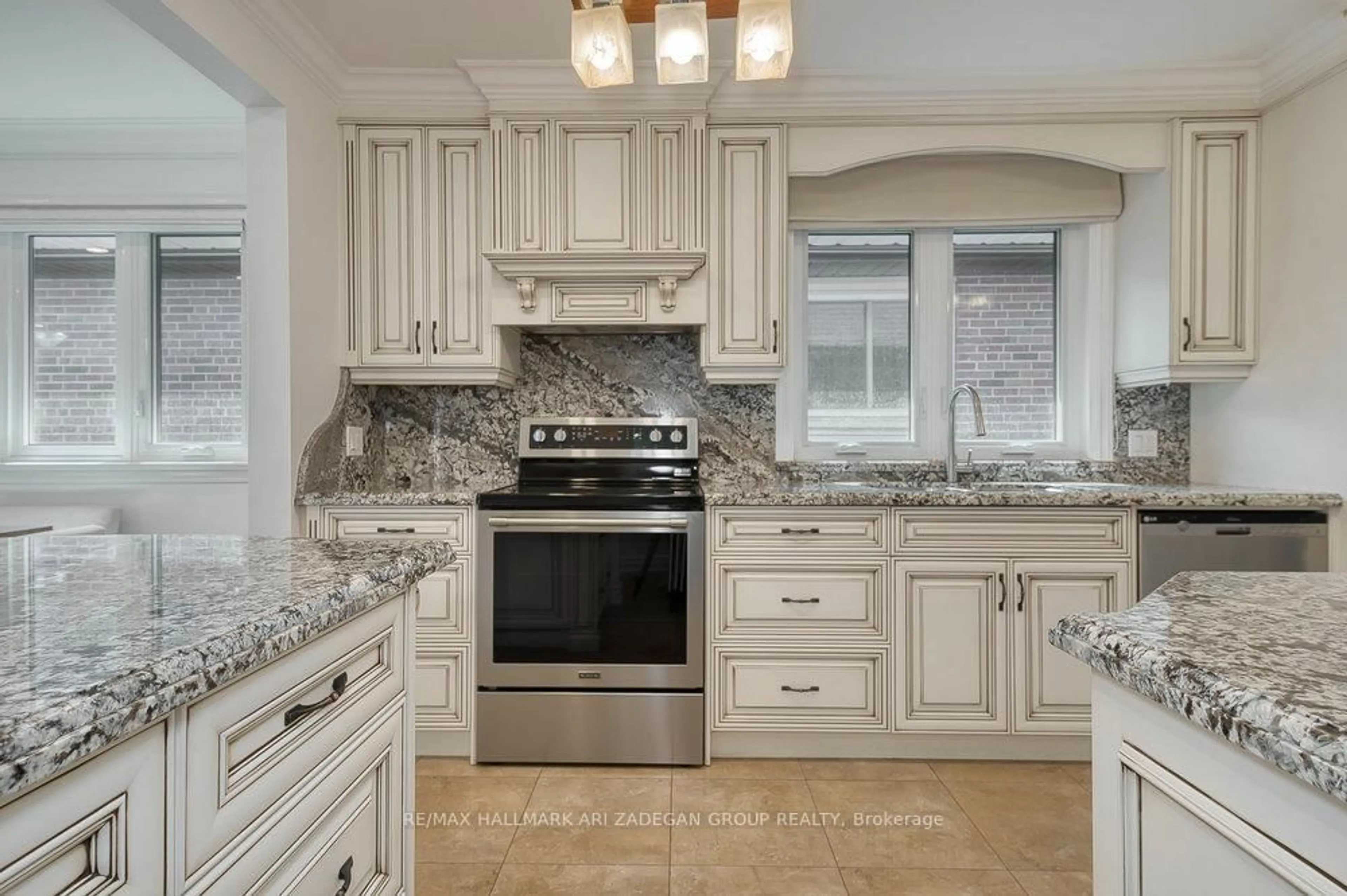 Open concept kitchen, ceramic/tile floor for 243 Harrygan Cres, Richmond Hill Ontario L4C 4J2