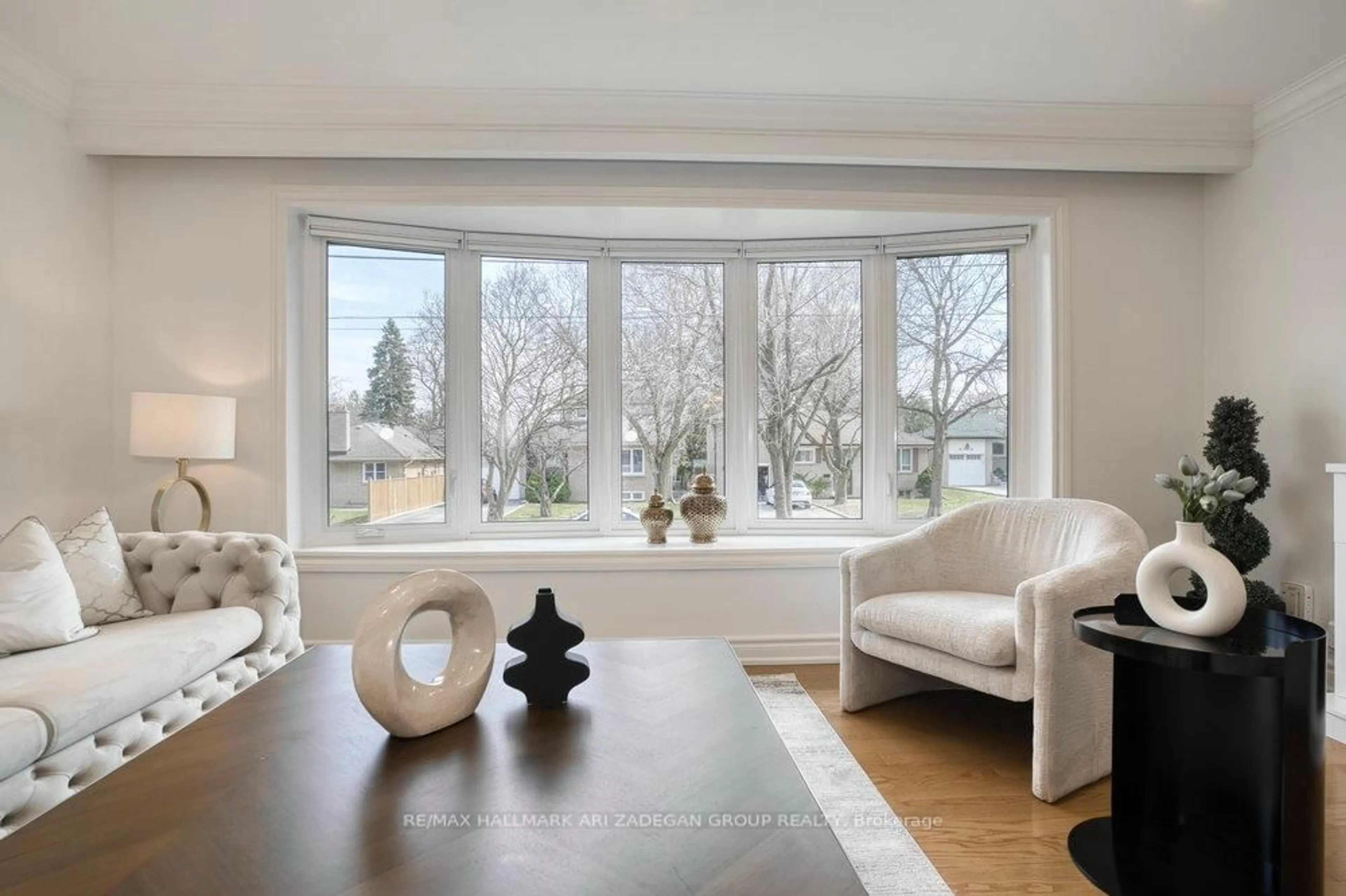 Living room with furniture, wood/laminate floor for 243 Harrygan Cres, Richmond Hill Ontario L4C 4J2