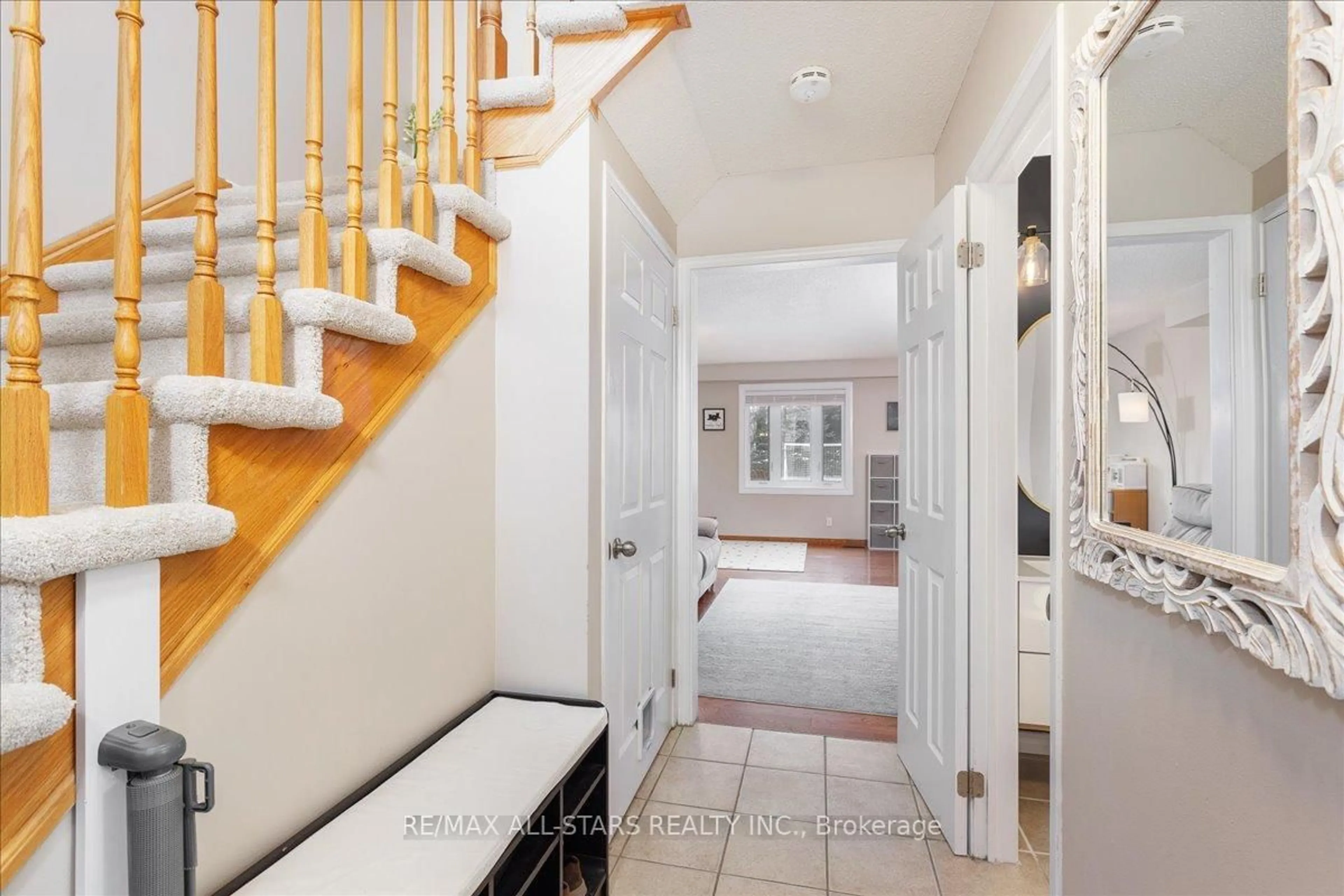 Indoor entryway for 189 Carrick Ave, Georgina Ontario L4P 3P1