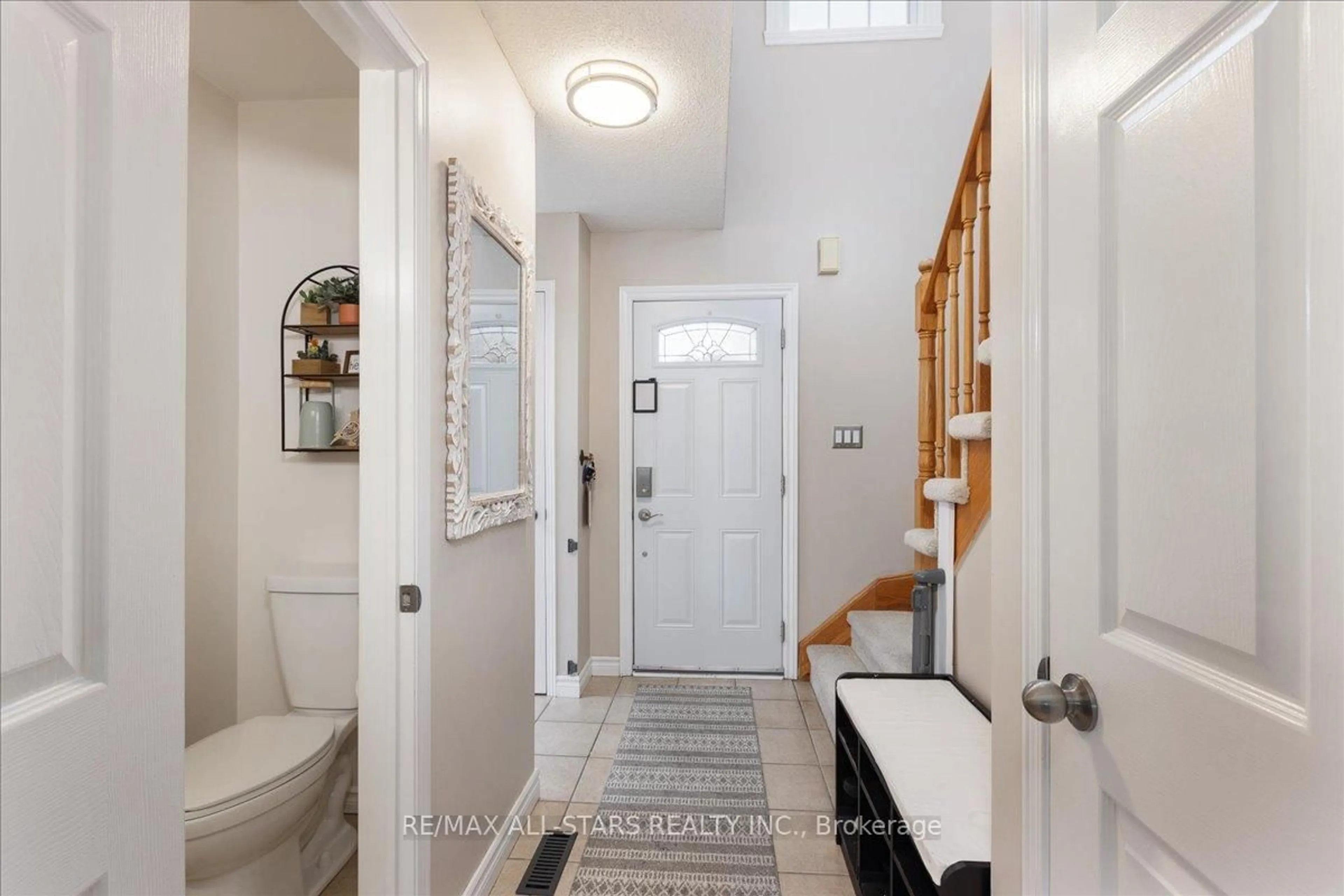Indoor entryway for 189 Carrick Ave, Georgina Ontario L4P 3P1