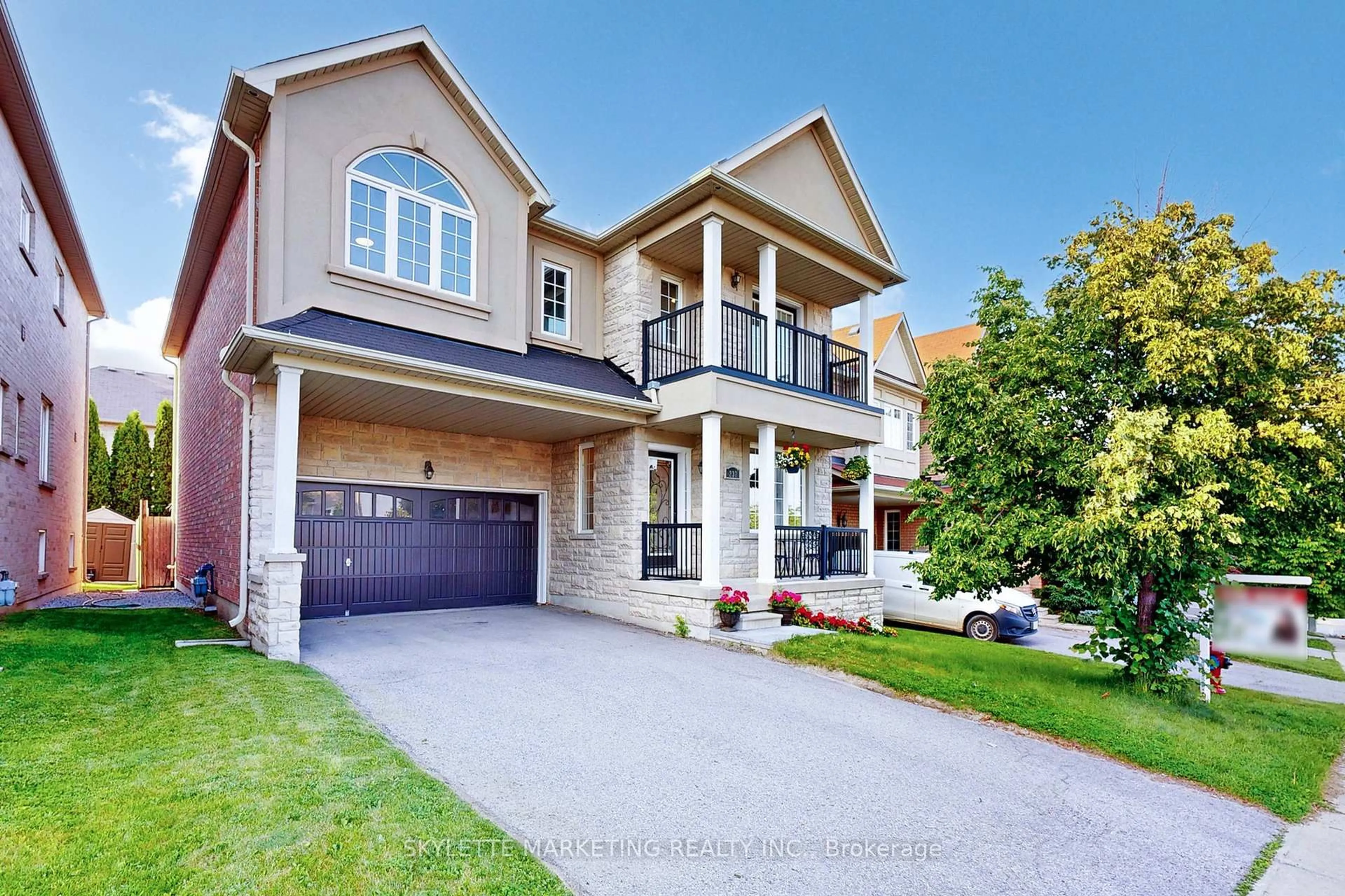 Home with brick exterior material, street for 237 Woodspring Ave, Newmarket Ontario L3X 3J1