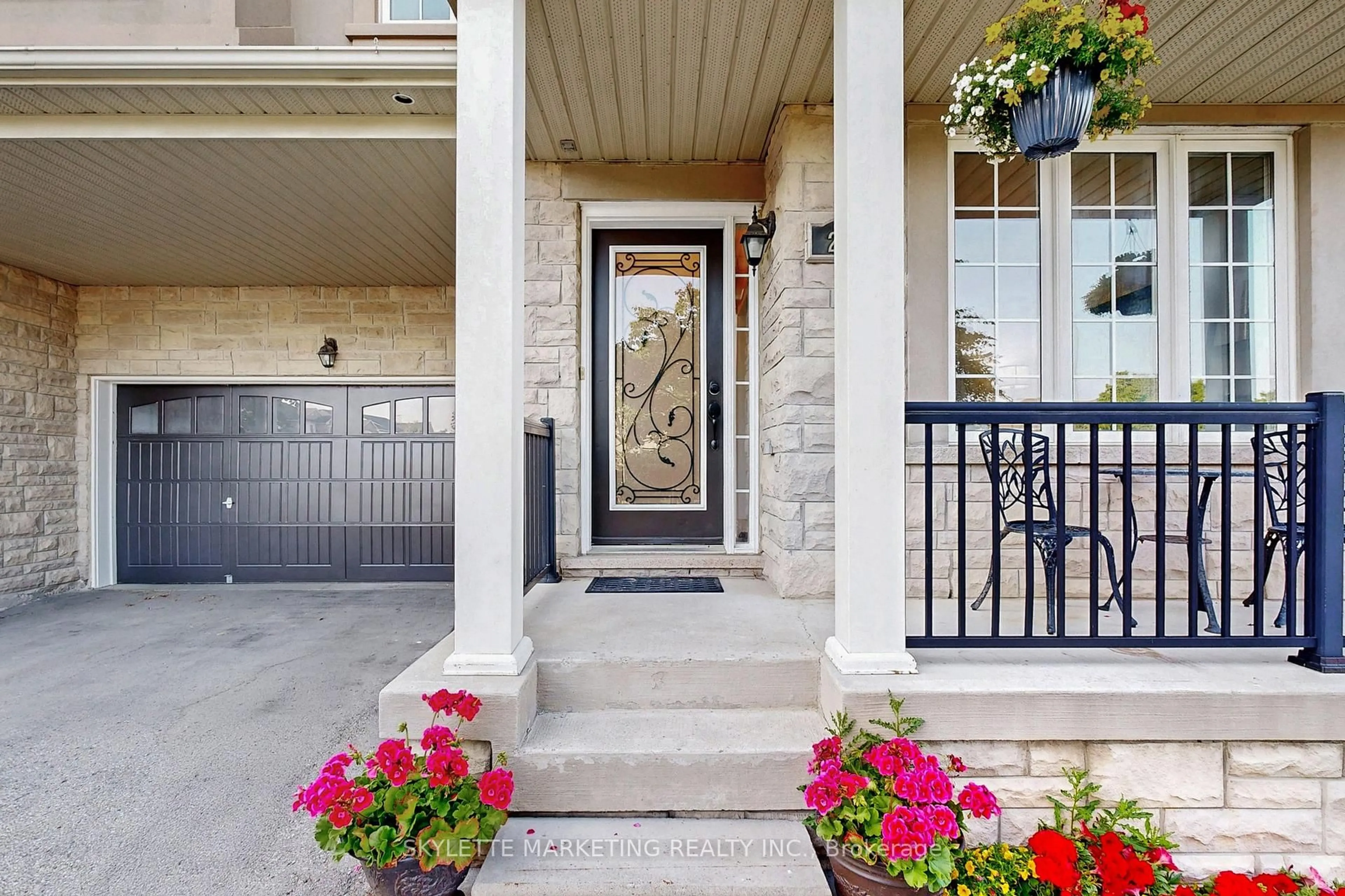 Indoor entryway for 237 Woodspring Ave, Newmarket Ontario L3X 3J1