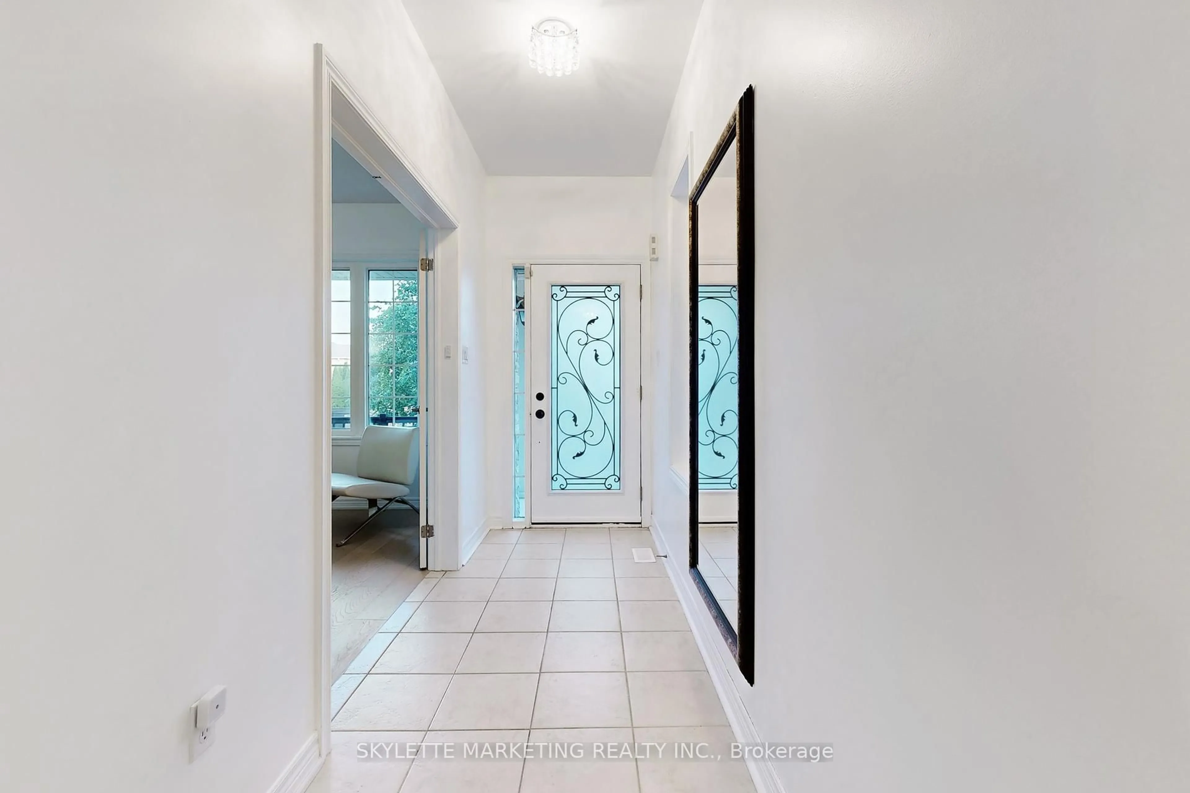 Indoor entryway for 237 Woodspring Ave, Newmarket Ontario L3X 3J1