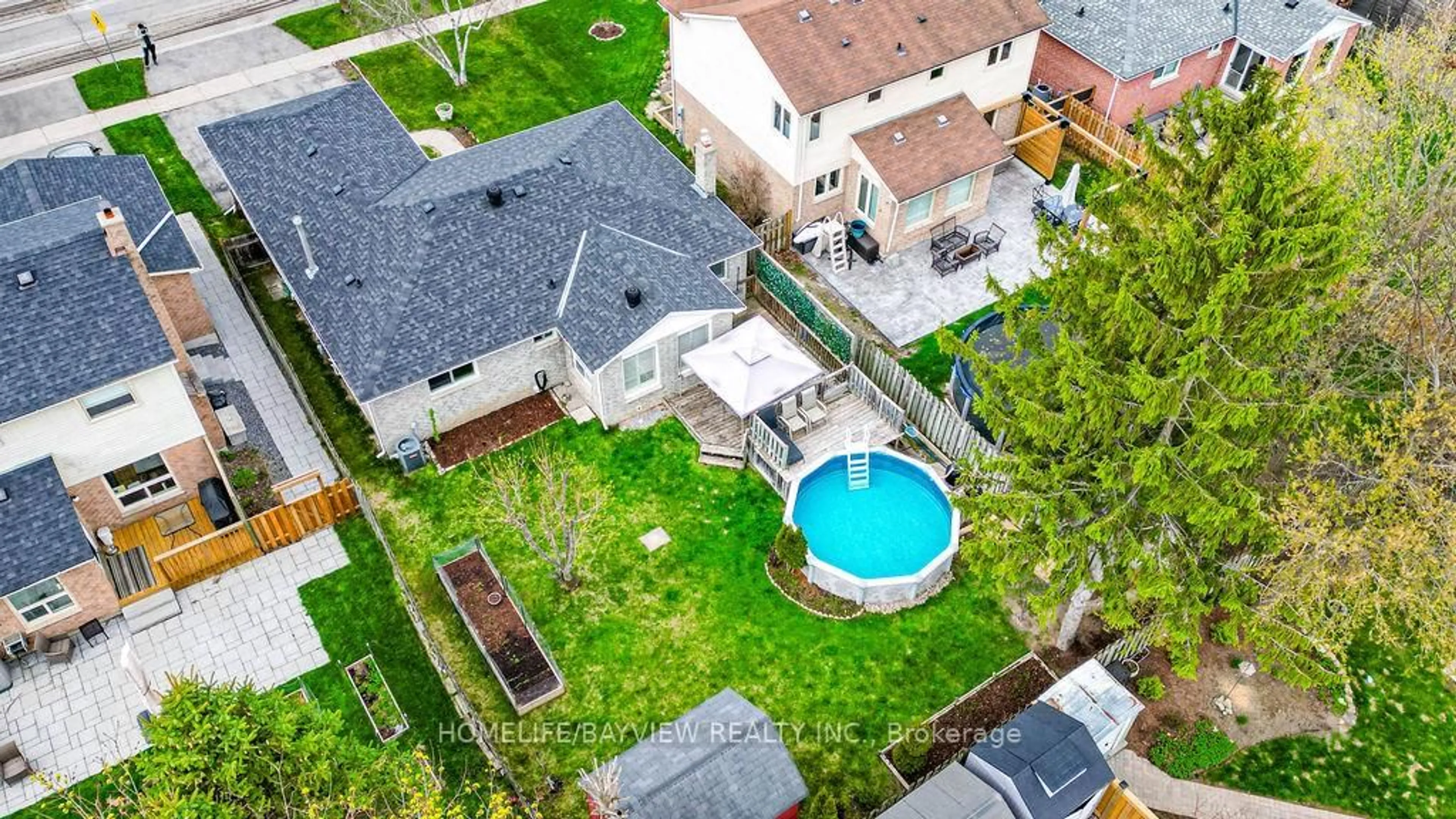 A pic from outside/outdoor area/front of a property/back of a property/a pic from drone, street for 11 Rosebank Blvd, East Gwillimbury Ontario L9N 1C8