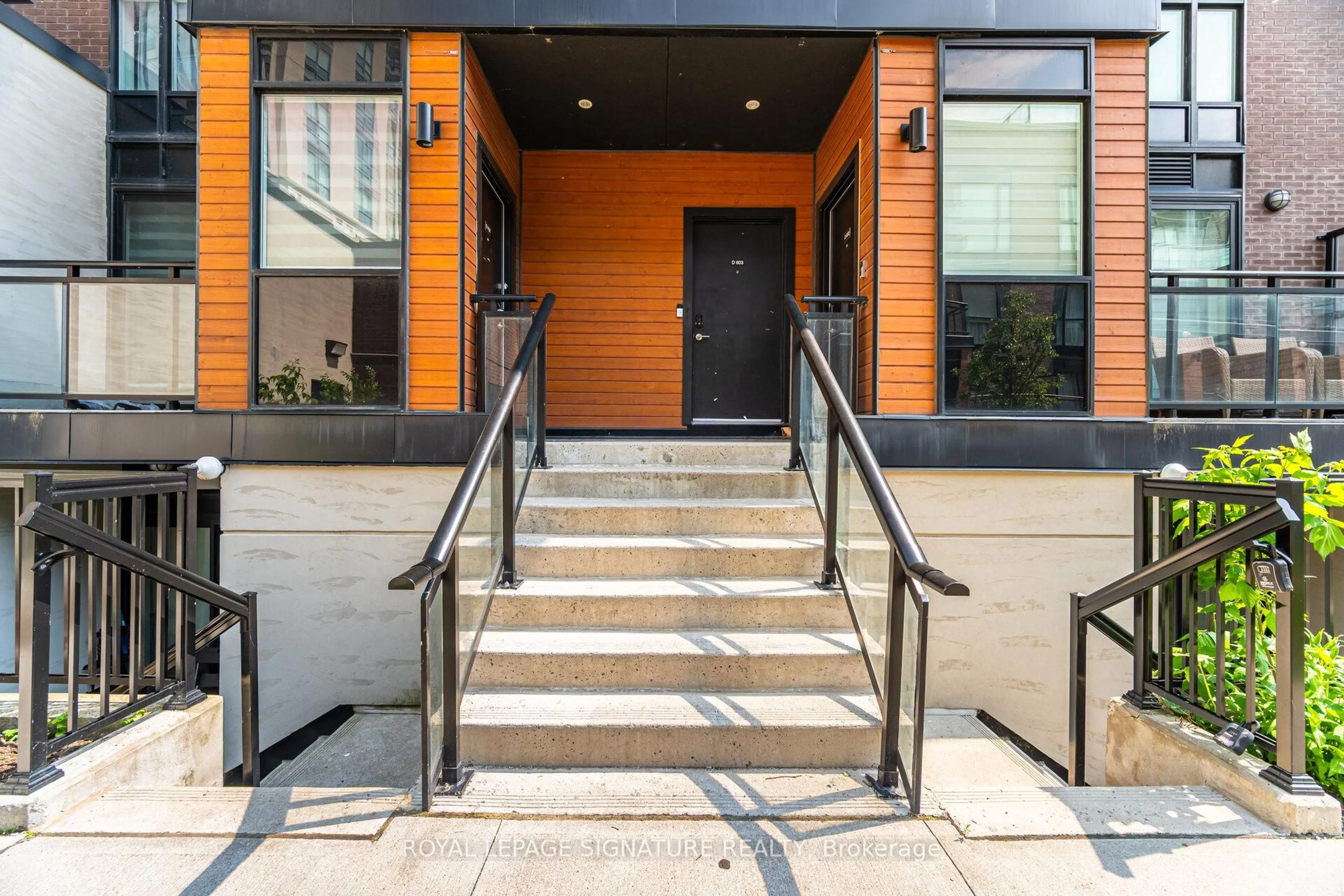 Indoor entryway for 5289 Highway 7 #D-603, Vaughan Ontario L4L 1T4