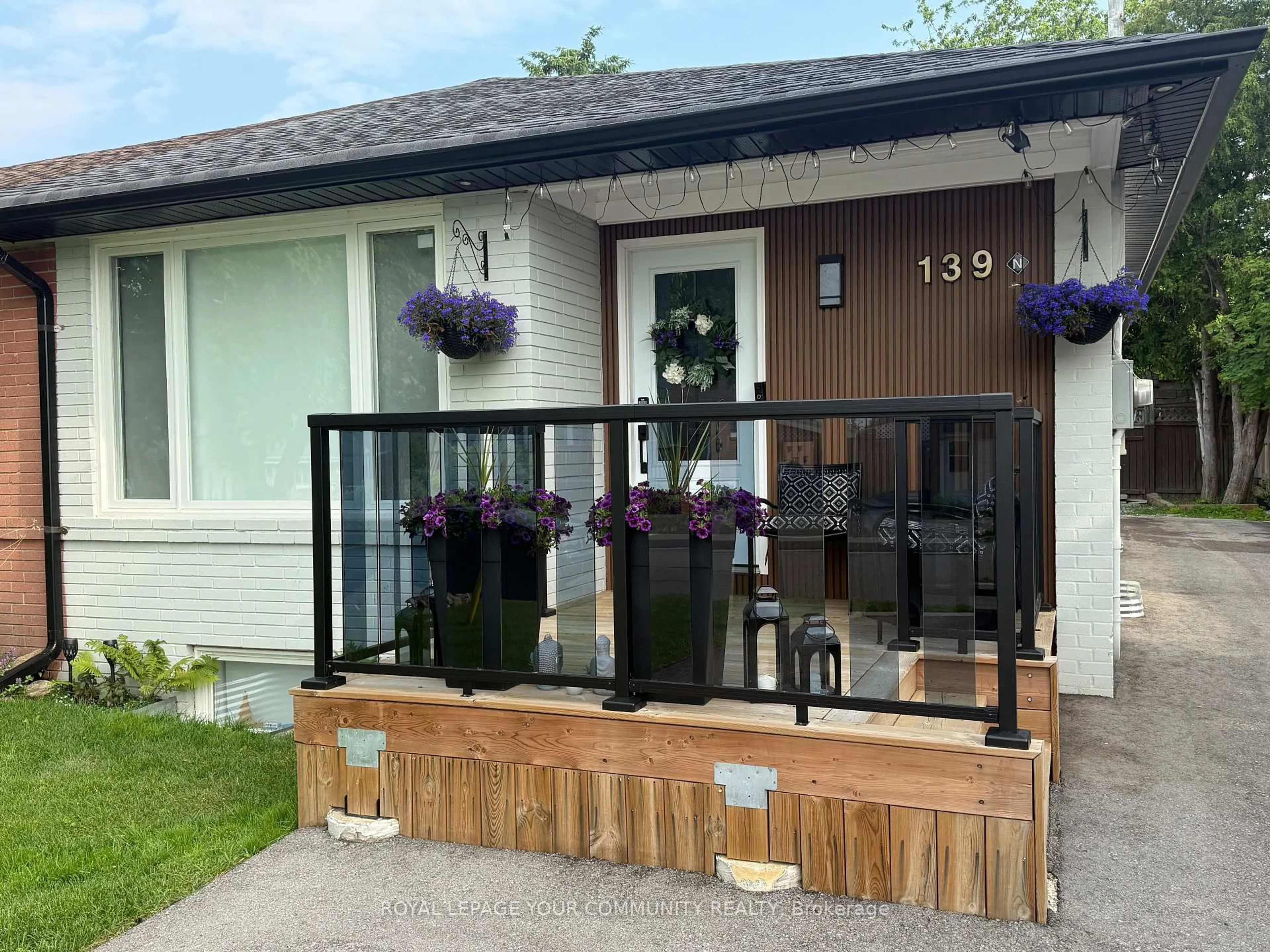 Patio, street for 139 Septonne Ave, Newmarket Ontario L3Y 2W4