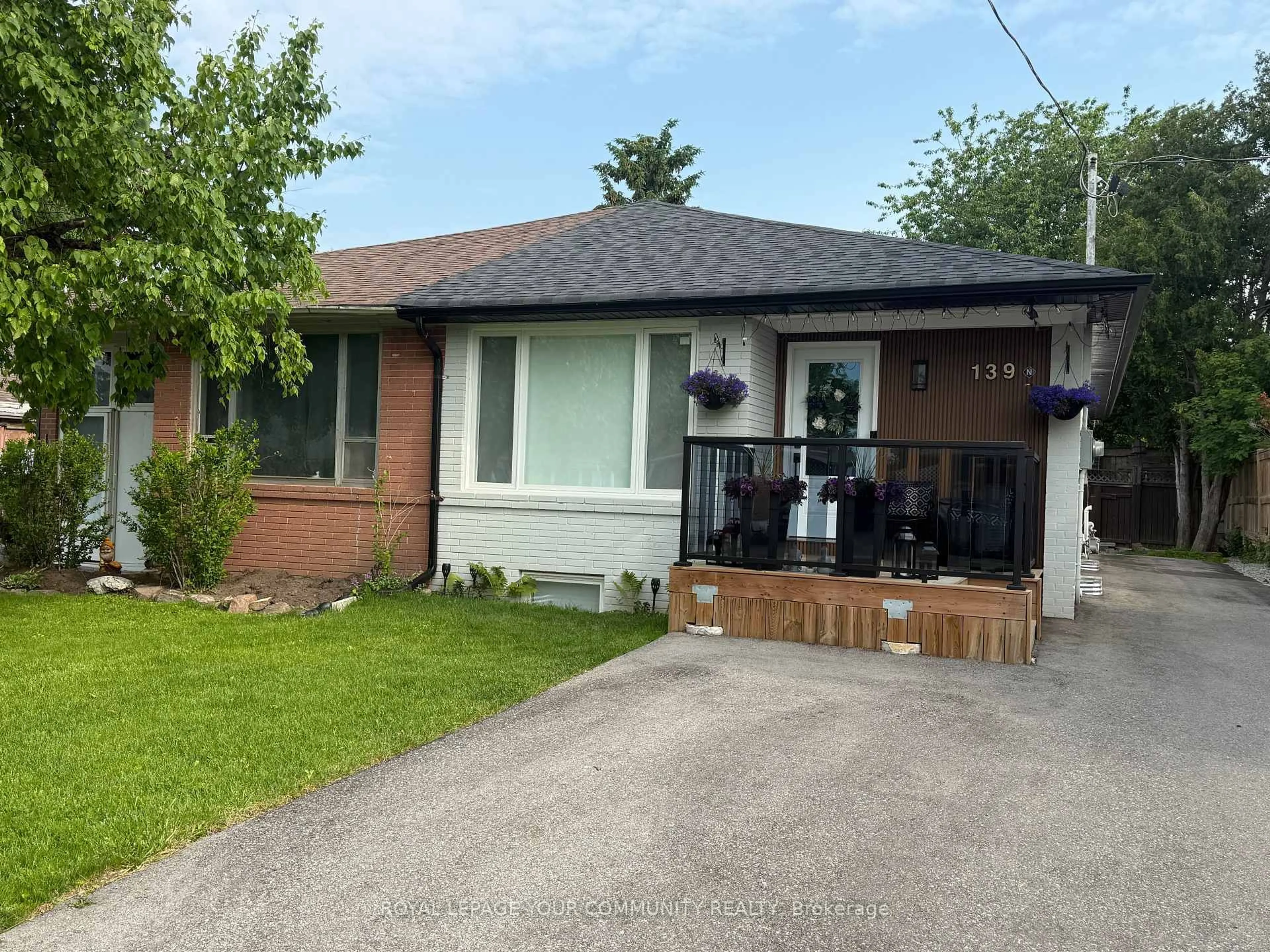 Home with brick exterior material, street for 139 Septonne Ave, Newmarket Ontario L3Y 2W4