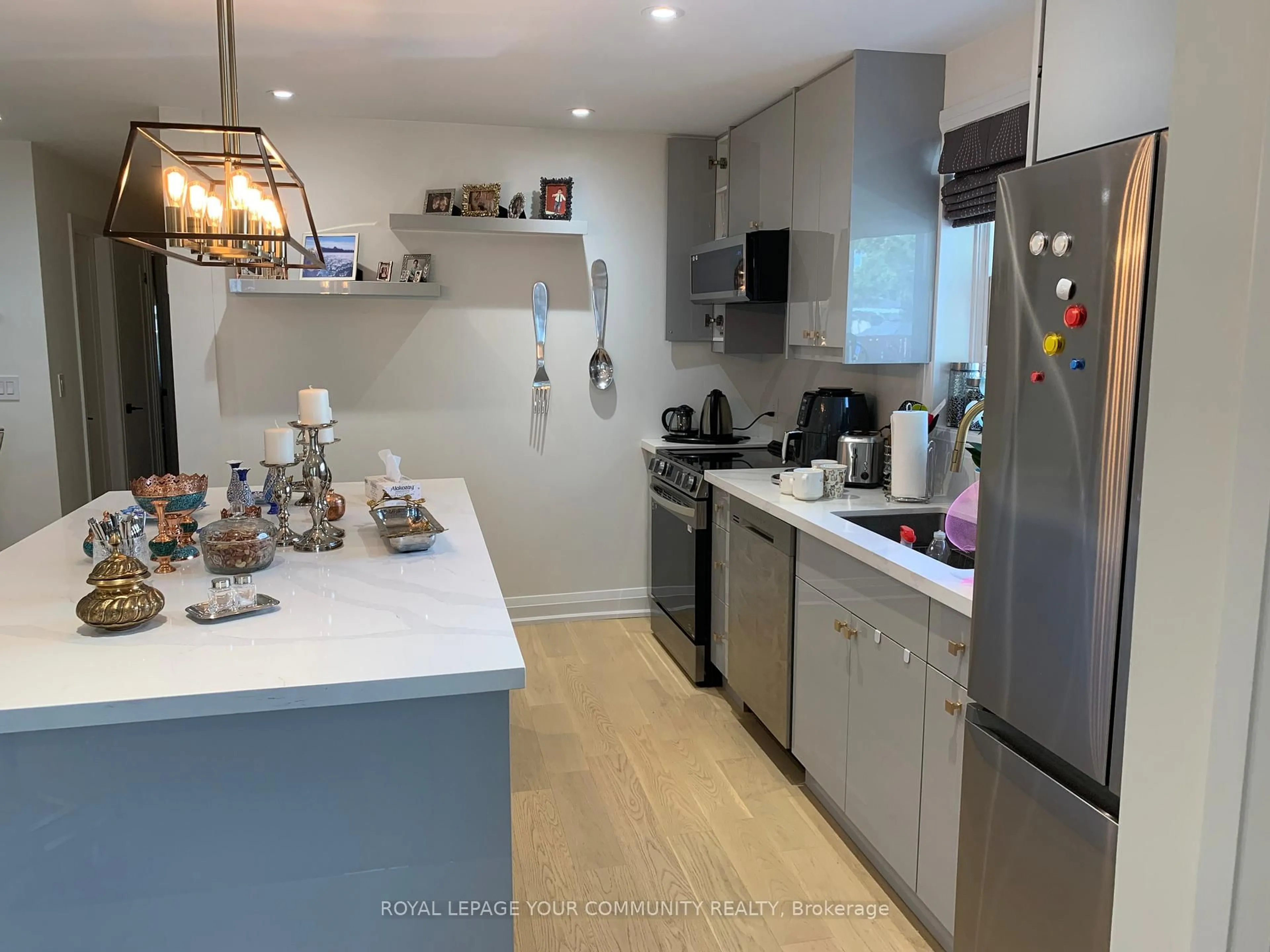 Open concept kitchen, ceramic/tile floor for 139 Septonne Ave, Newmarket Ontario L3Y 2W4