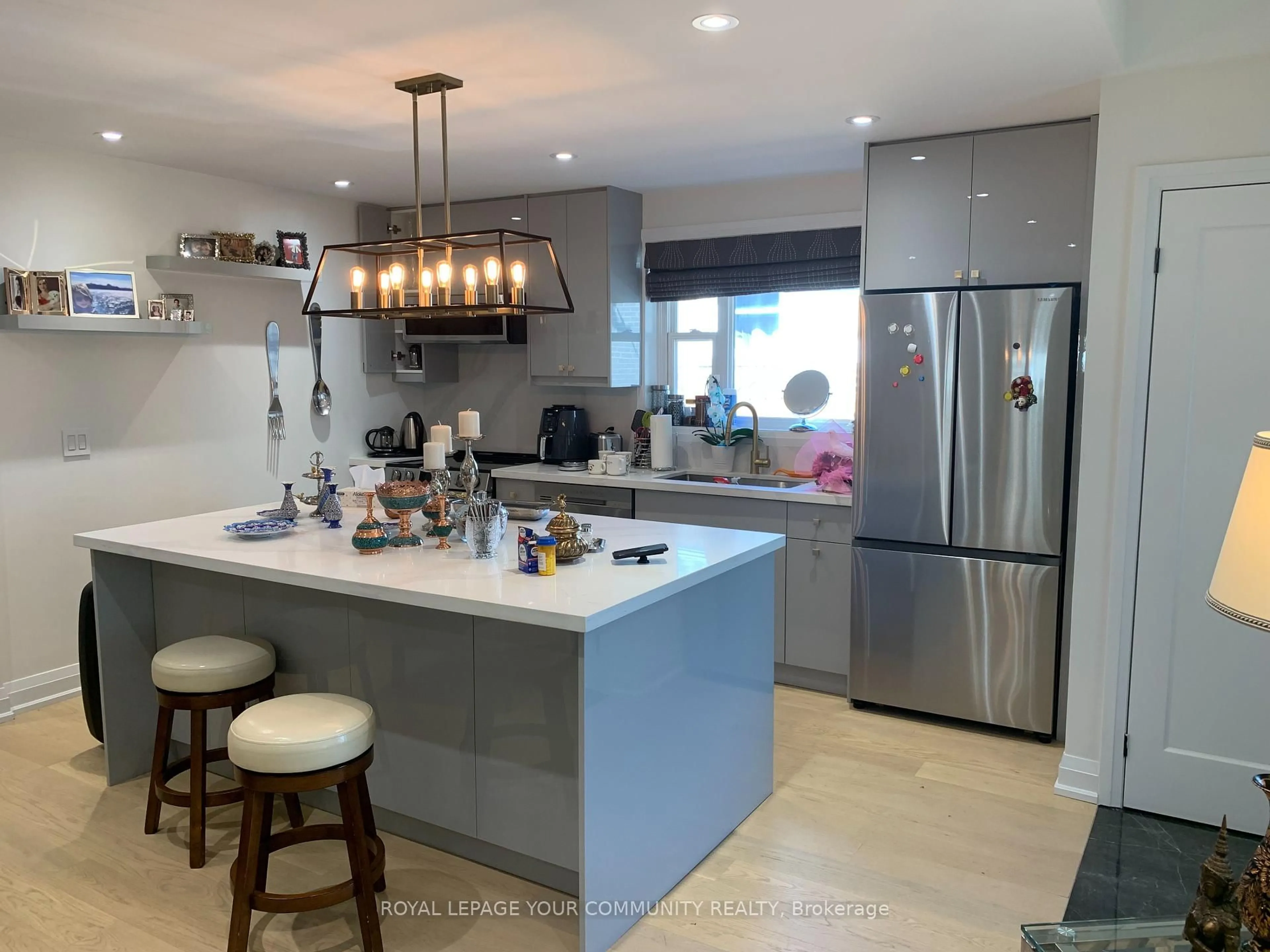 Open concept kitchen, ceramic/tile floor for 139 Septonne Ave, Newmarket Ontario L3Y 2W4