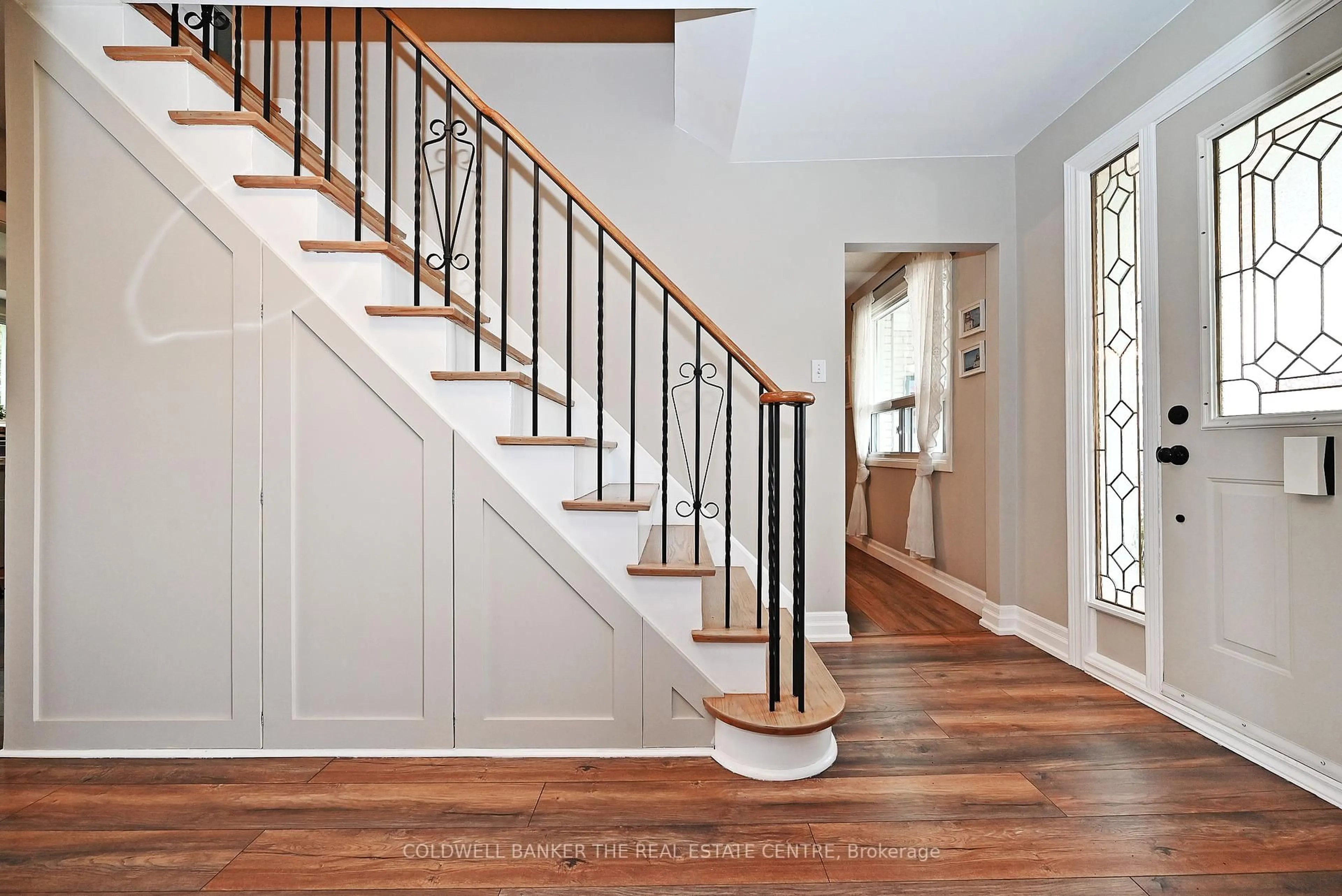 Stairs for 31 Sunrise St, East Gwillimbury Ontario L9N 1H5