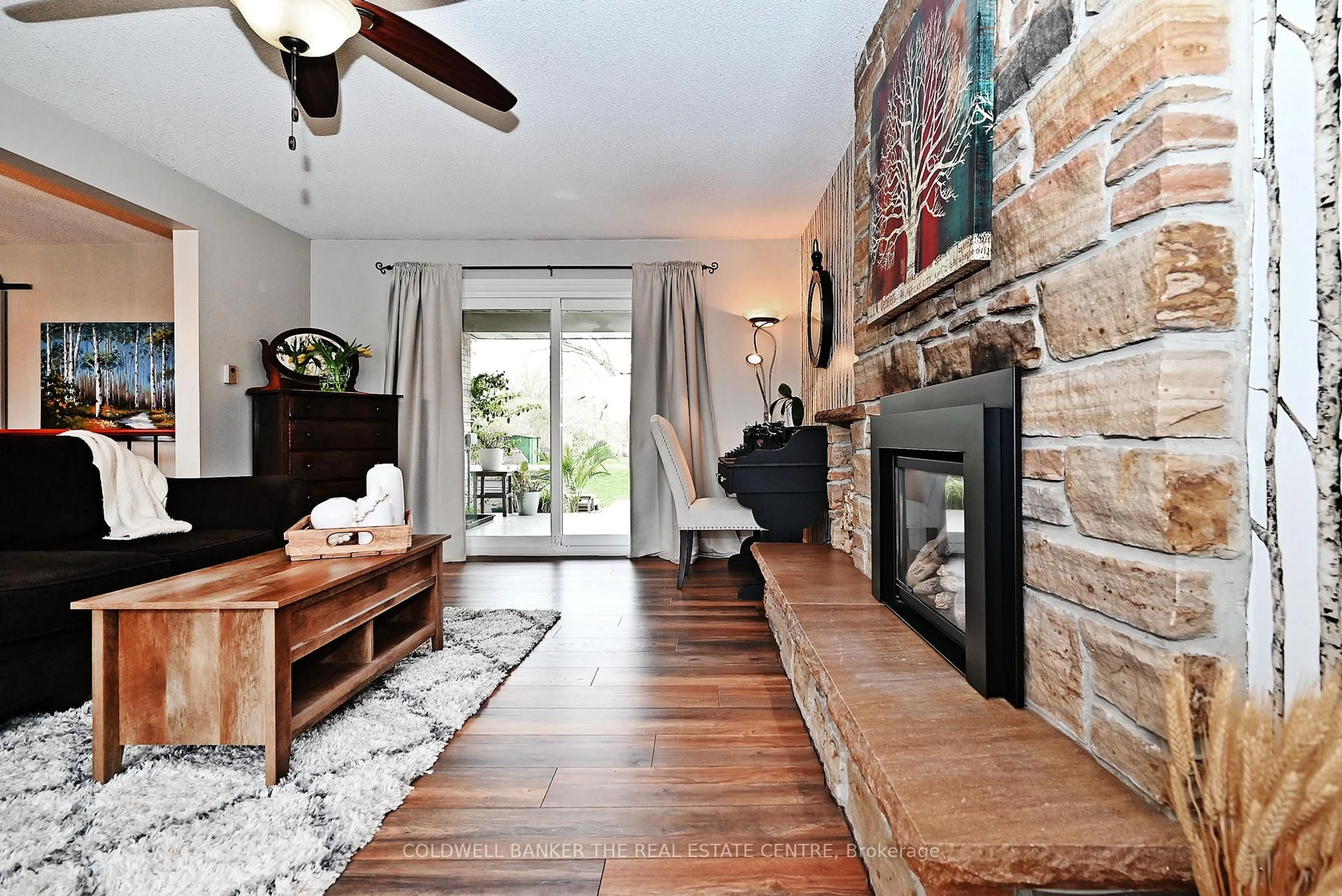 Living room with furniture, unknown for 31 Sunrise St, East Gwillimbury Ontario L9N 1H5