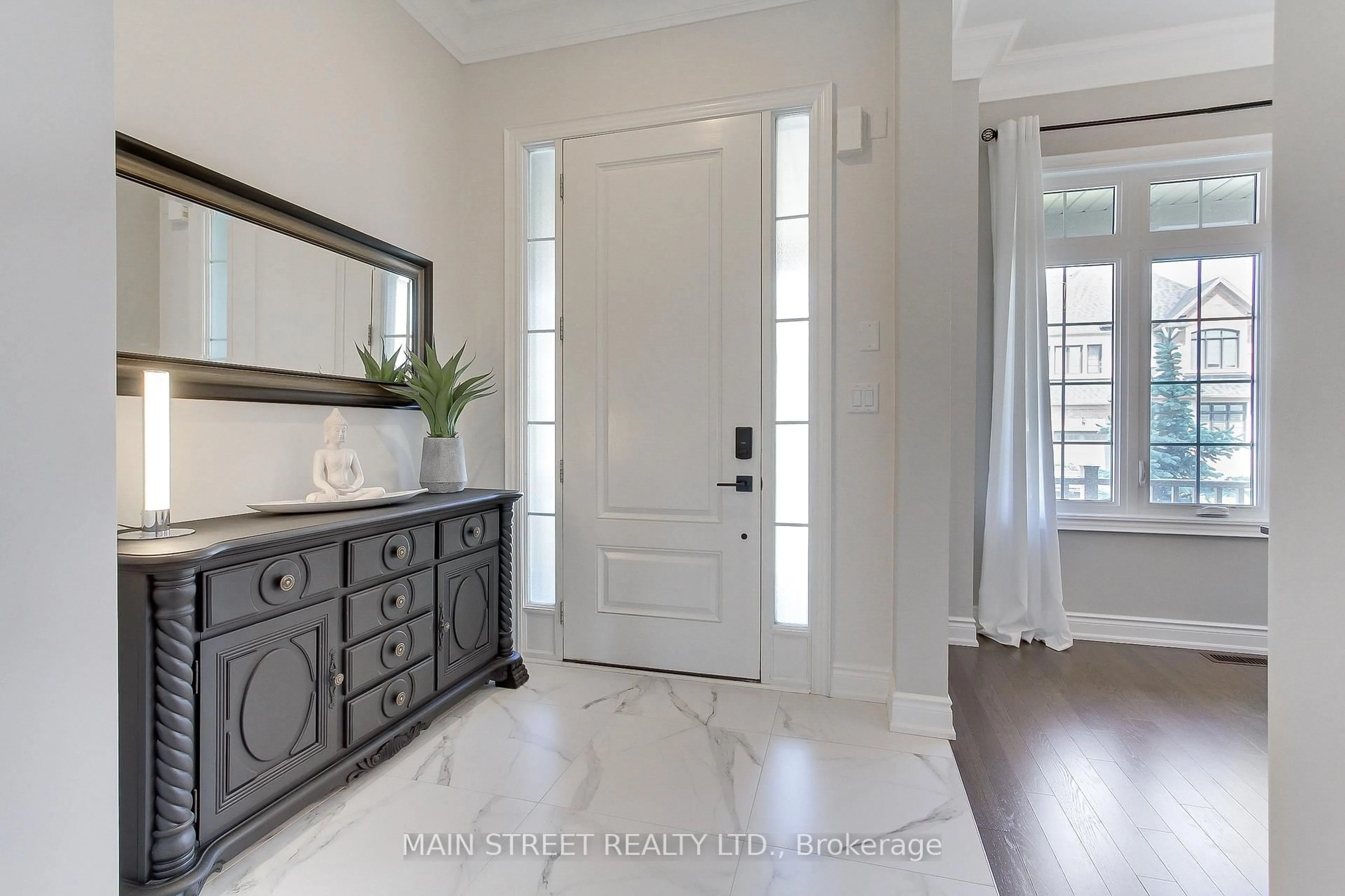Indoor entryway for 35 Hydrangea Hollow, East Gwillimbury Ontario L9N 0T3