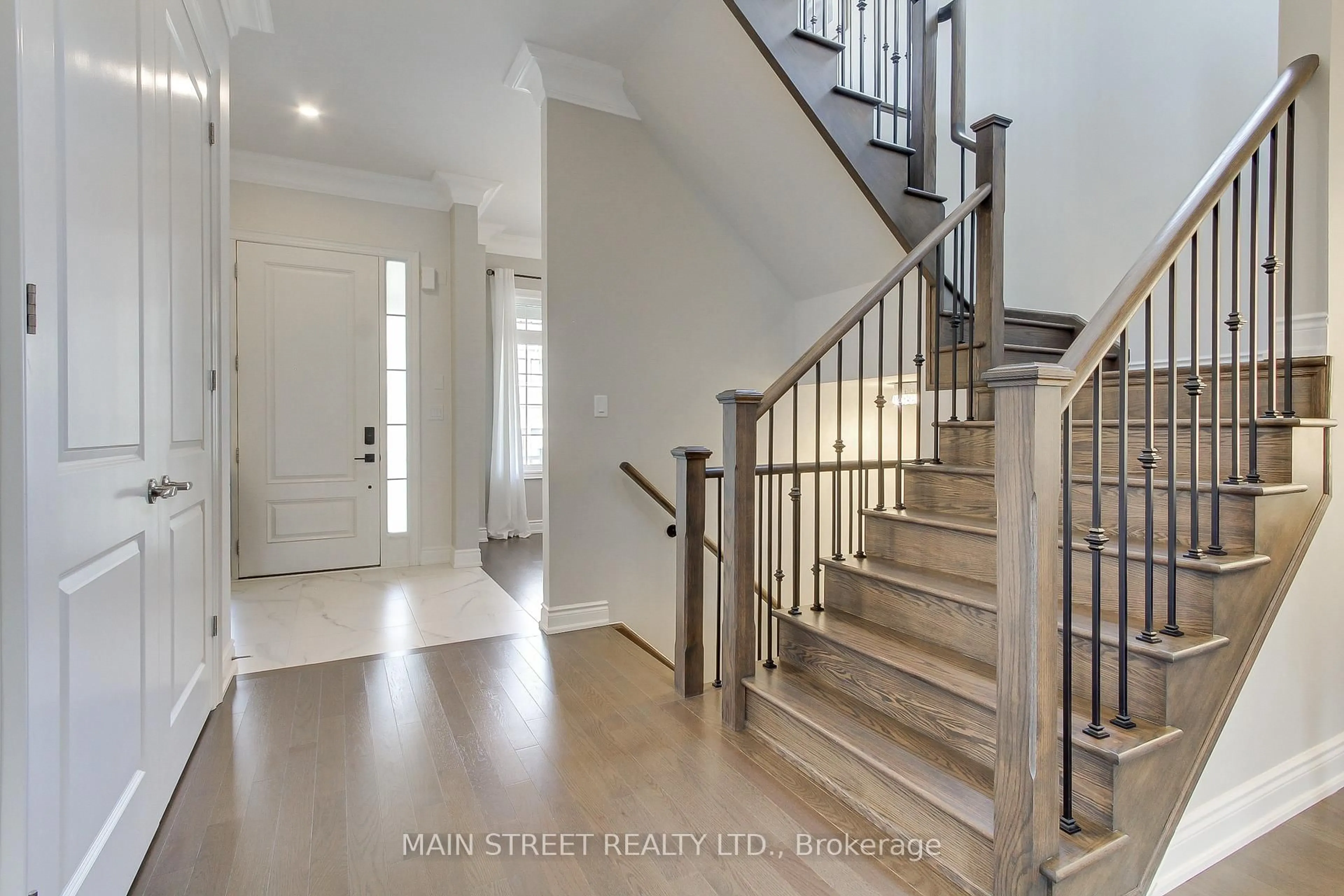 Indoor entryway for 35 Hydrangea Hollow, East Gwillimbury Ontario L9N 0T3