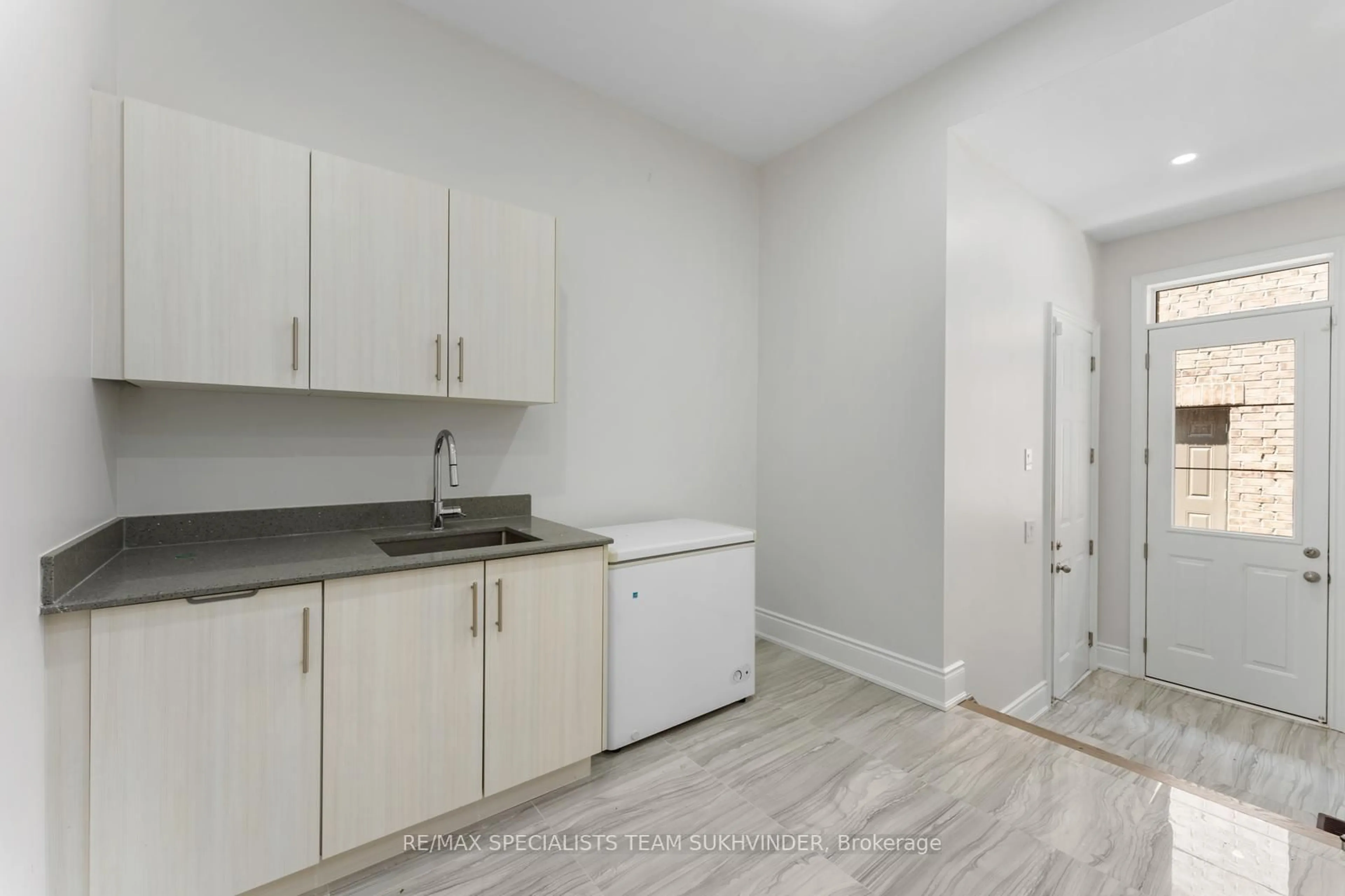 Standard kitchen, unknown for 50 Appleyard Ave, Vaughan Ontario L4H 4A3