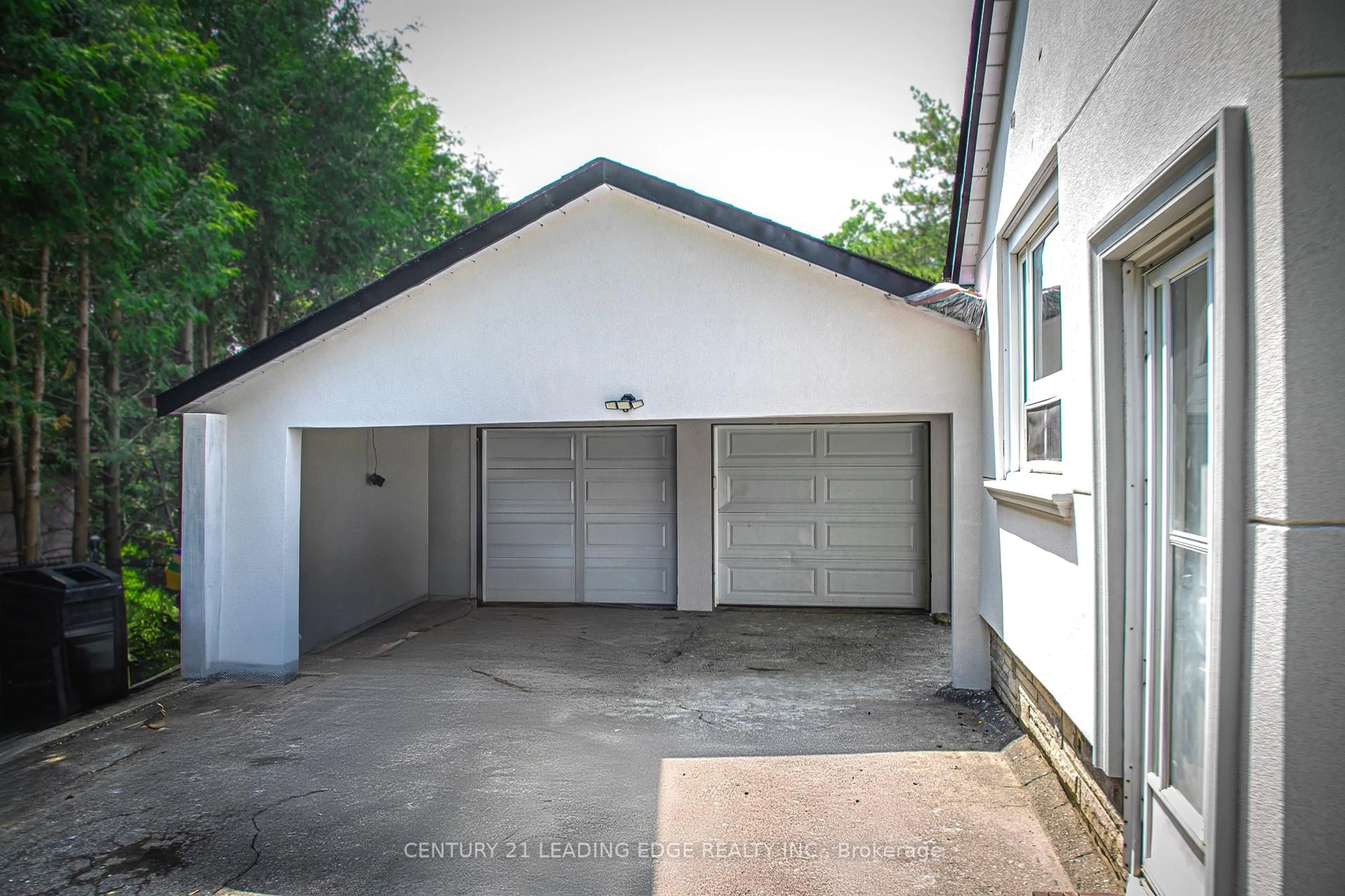 Indoor garage for 14376 Jane St, King Ontario L7B 1A3