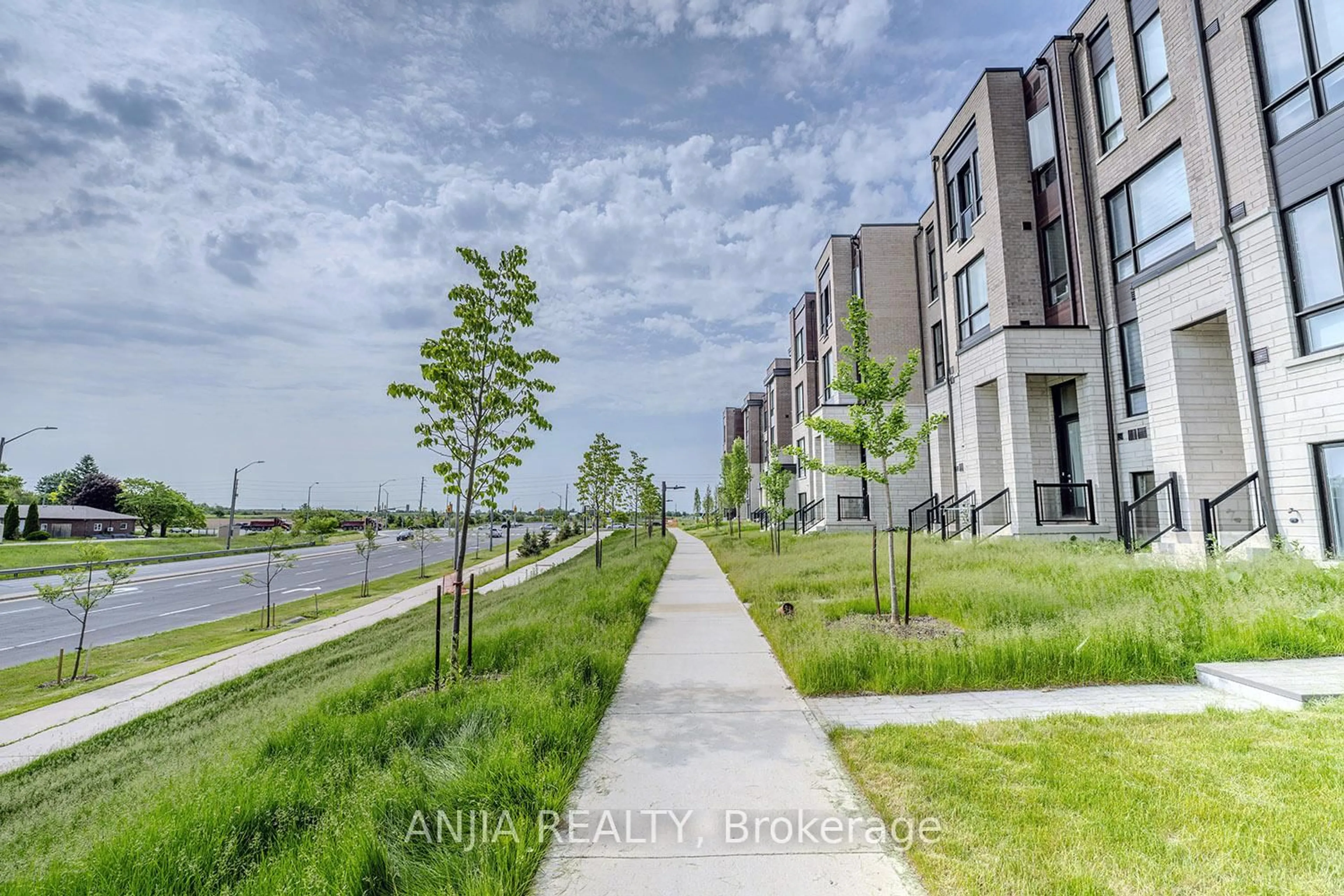 A pic from outside/outdoor area/front of a property/back of a property/a pic from drone, street for 43 Mikayla Lane, Markham Ontario L6B 1R1
