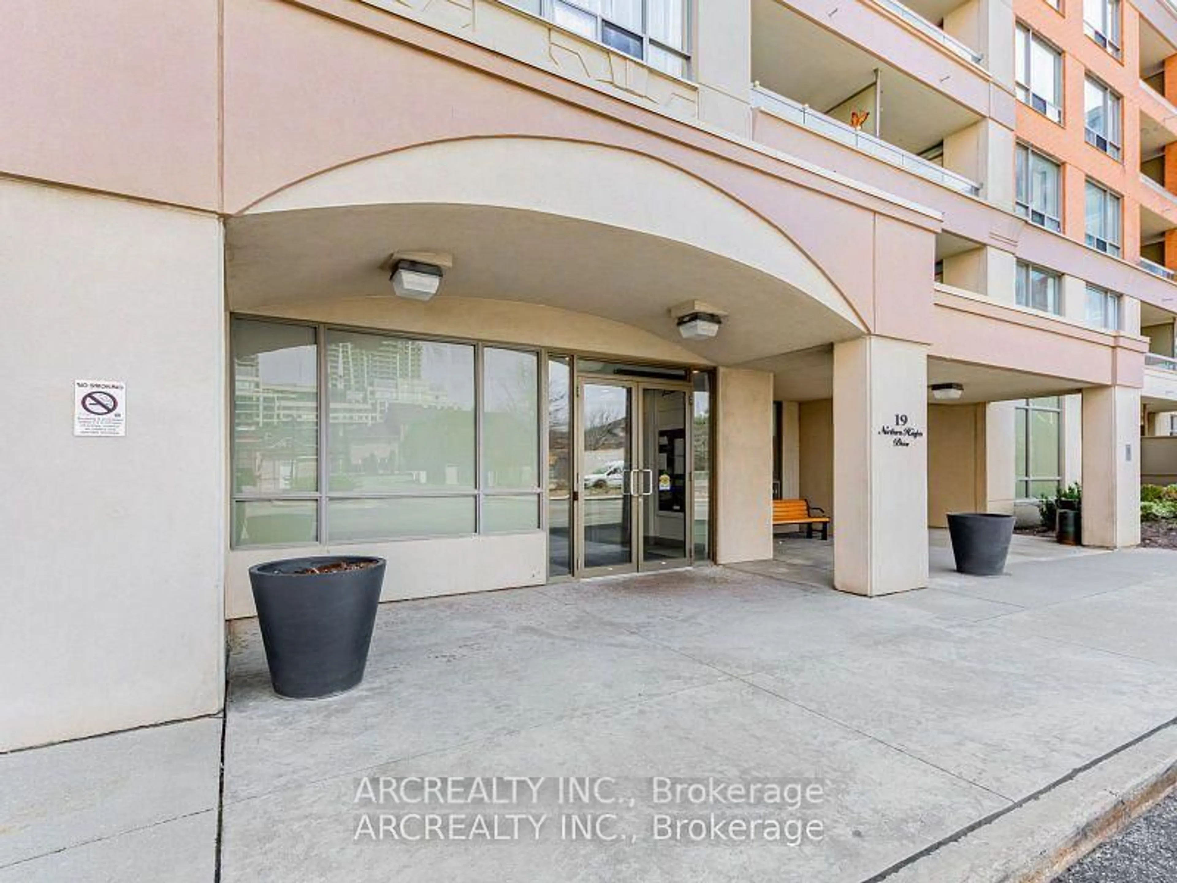 Indoor foyer for 19 Northern Heights Dr #311, Richmond Hill Ontario L4B 4M4