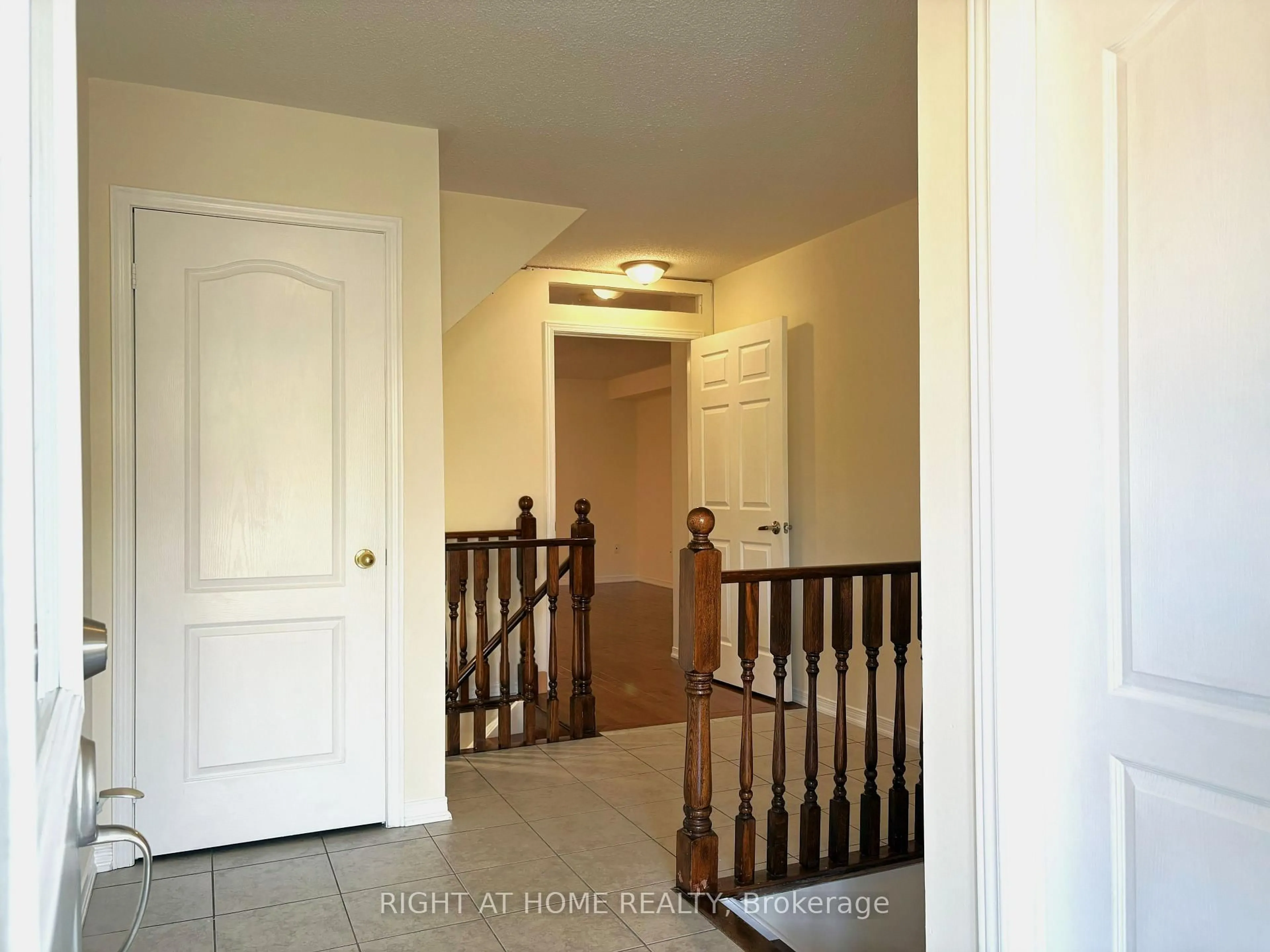Indoor entryway for 56 Briarcrest Dr, Markham Ontario L6C 3E7