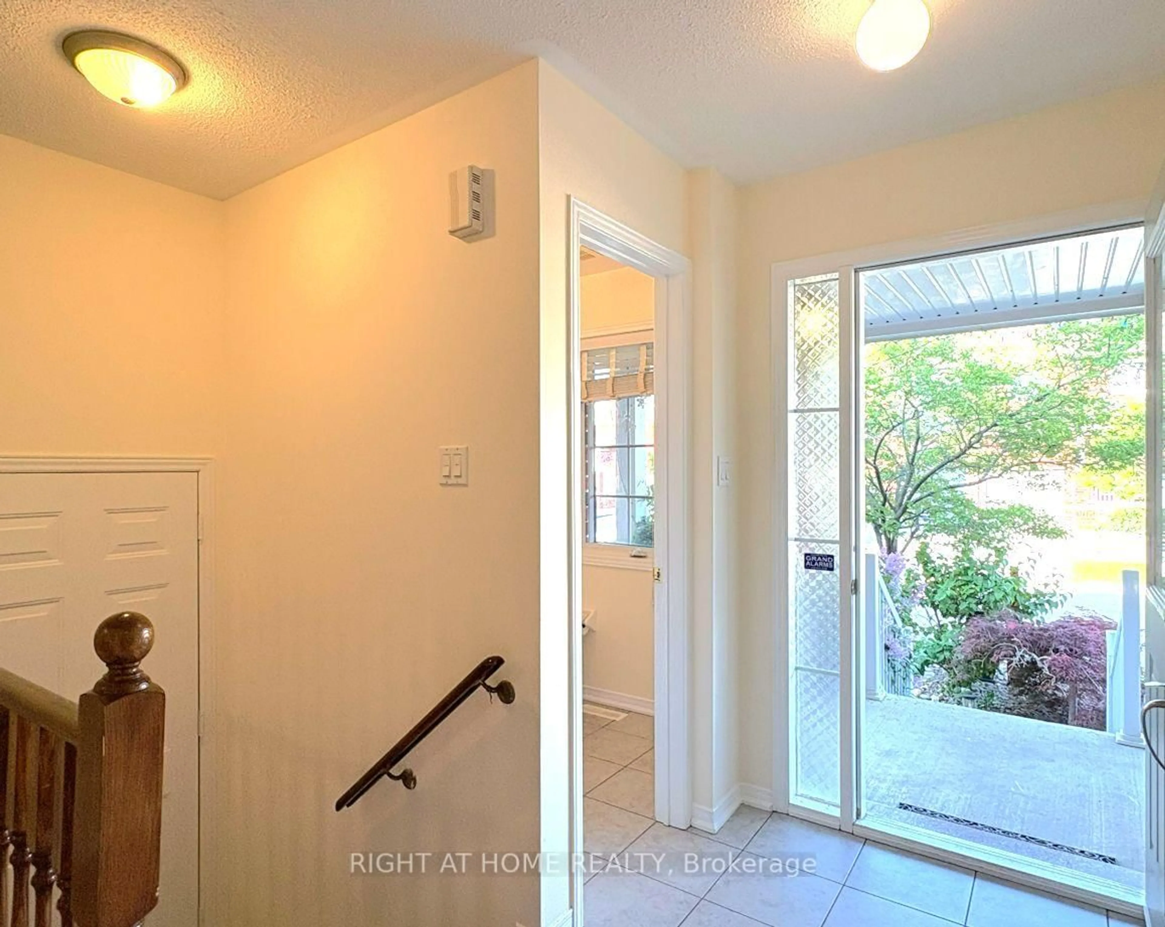 Indoor entryway for 56 Briarcrest Dr, Markham Ontario L6C 3E7