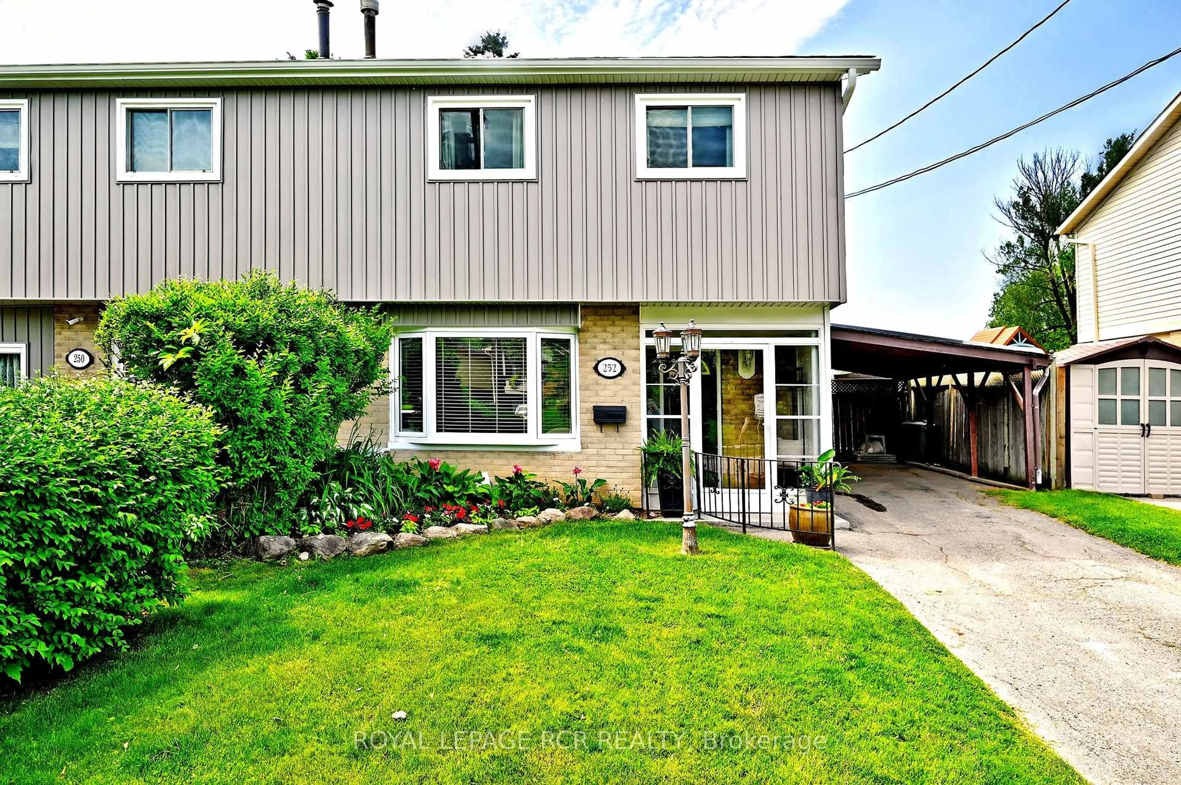 Home with vinyl exterior material, street for 252 Patterson St, Newmarket Ontario L3Y 3L8