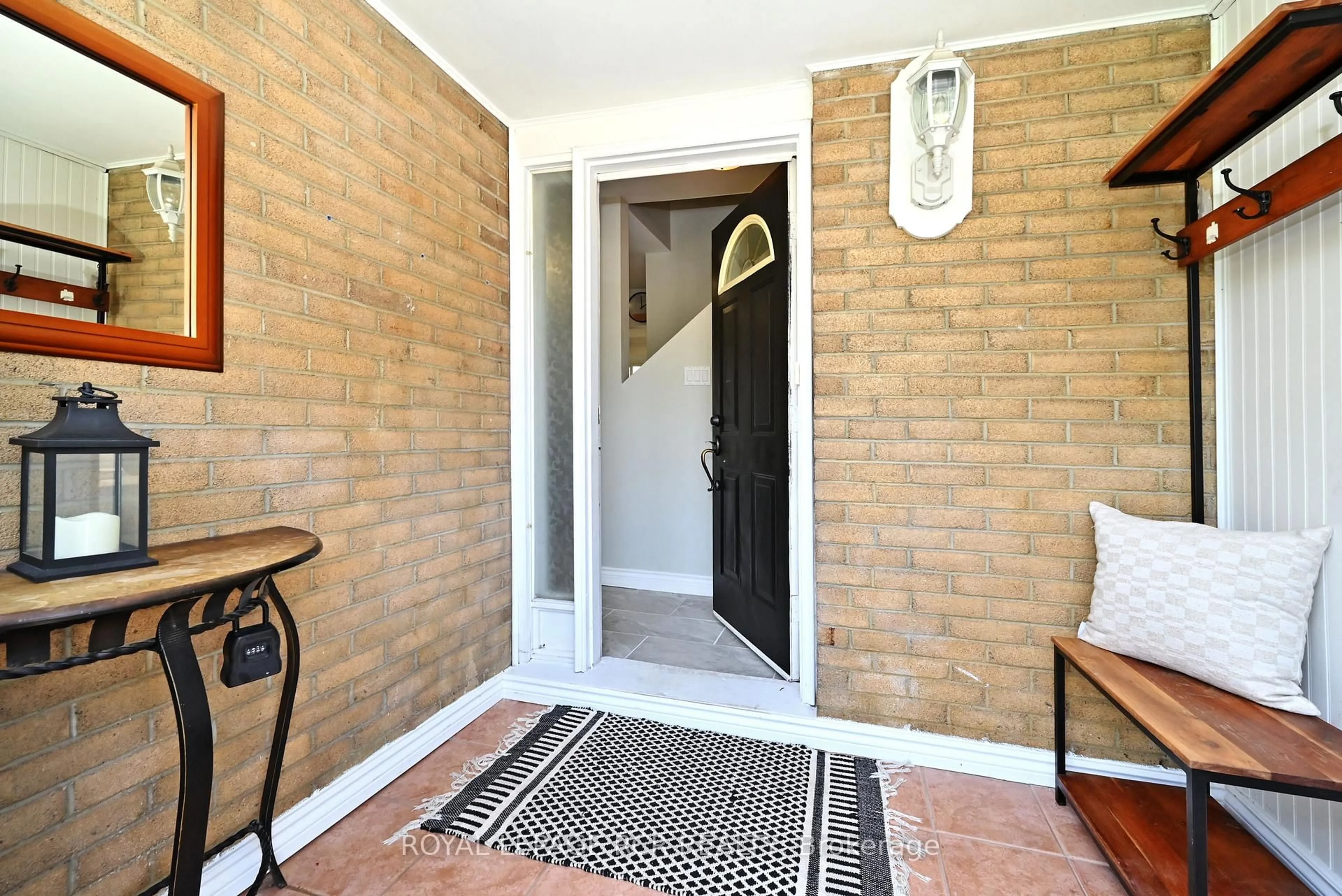 Indoor entryway for 252 Patterson St, Newmarket Ontario L3Y 3L8