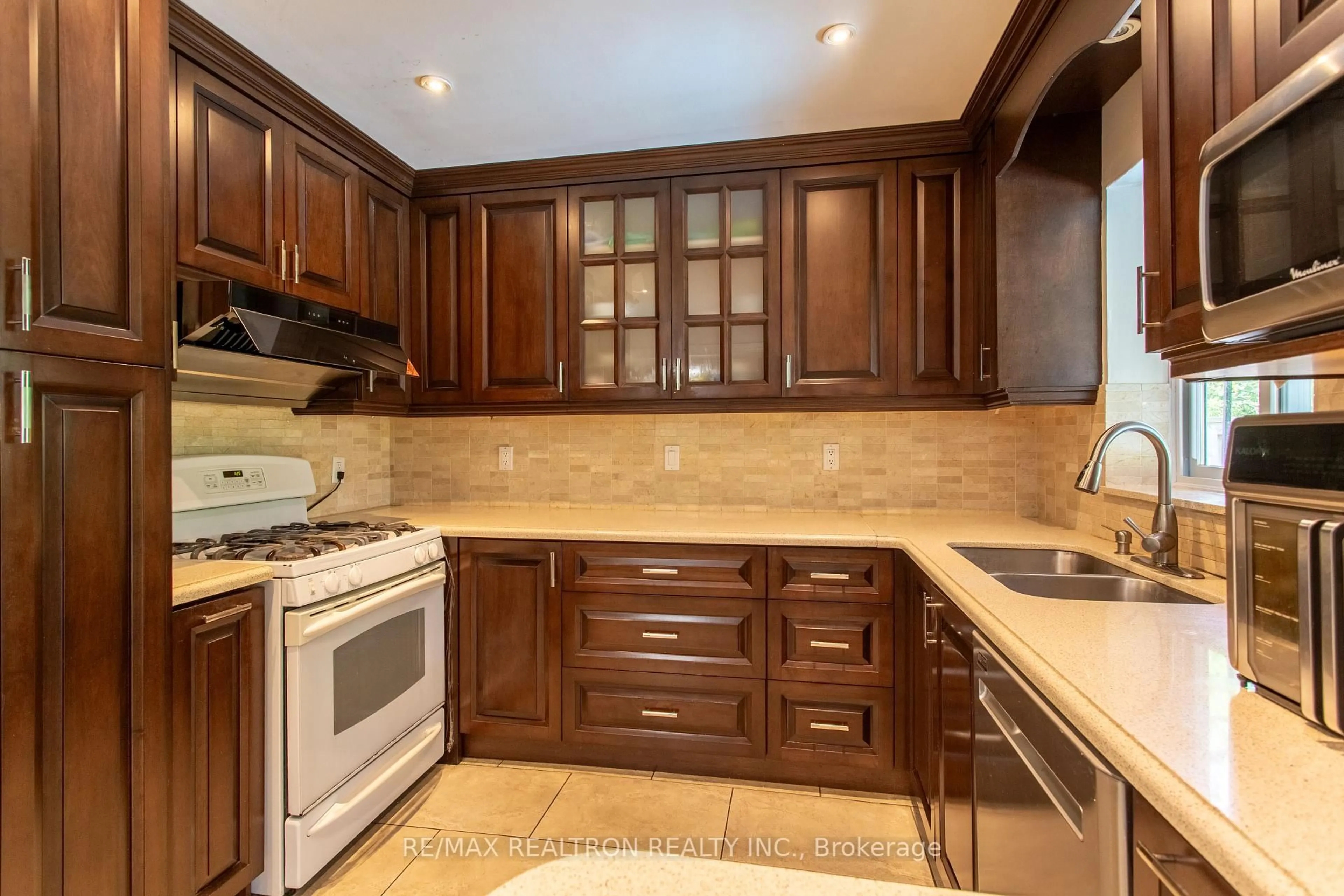 Standard kitchen, ceramic/tile floor for 44 Graham Cres, Markham Ontario L3P 4M1