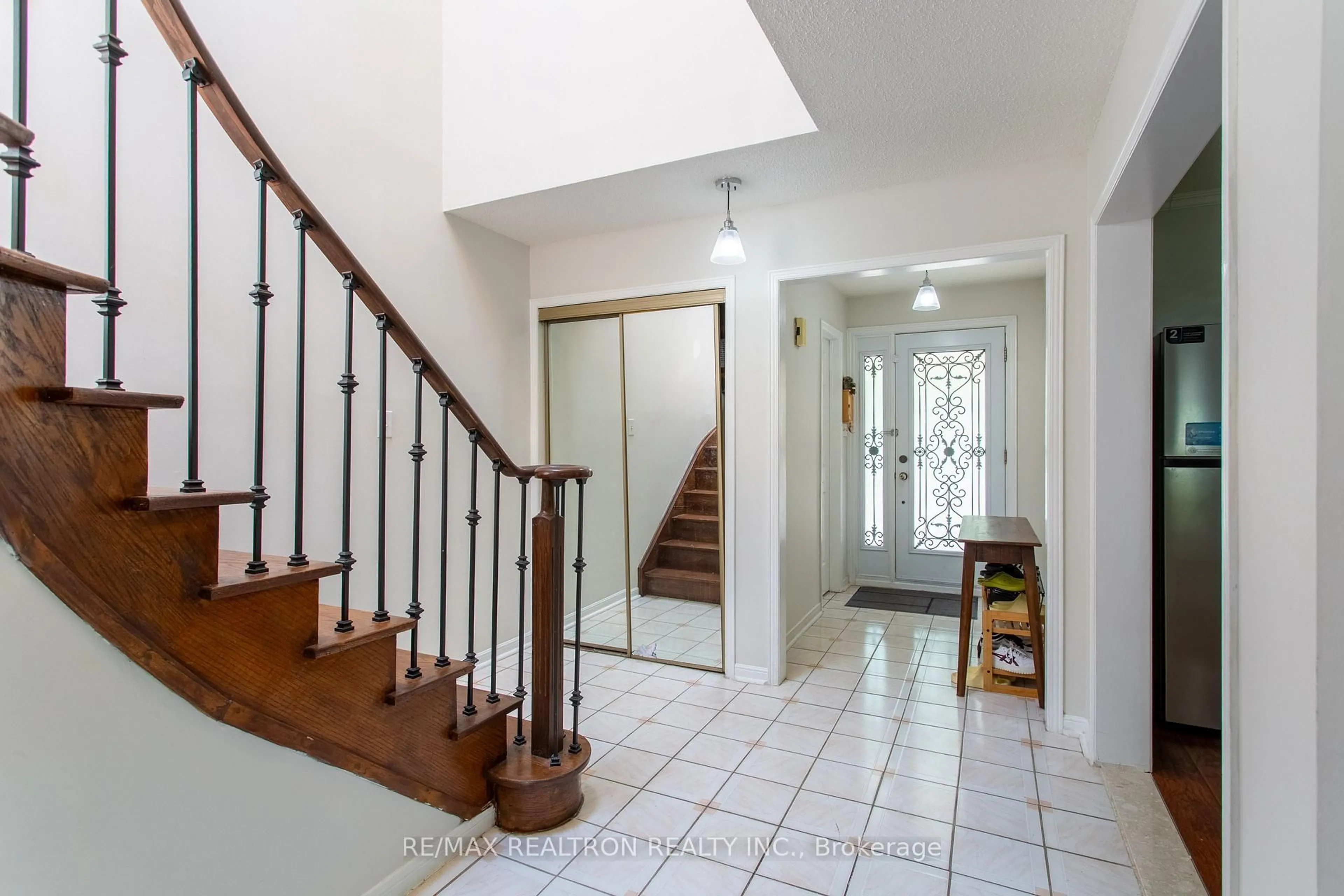 Indoor foyer for 44 Graham Cres, Markham Ontario L3P 4M1