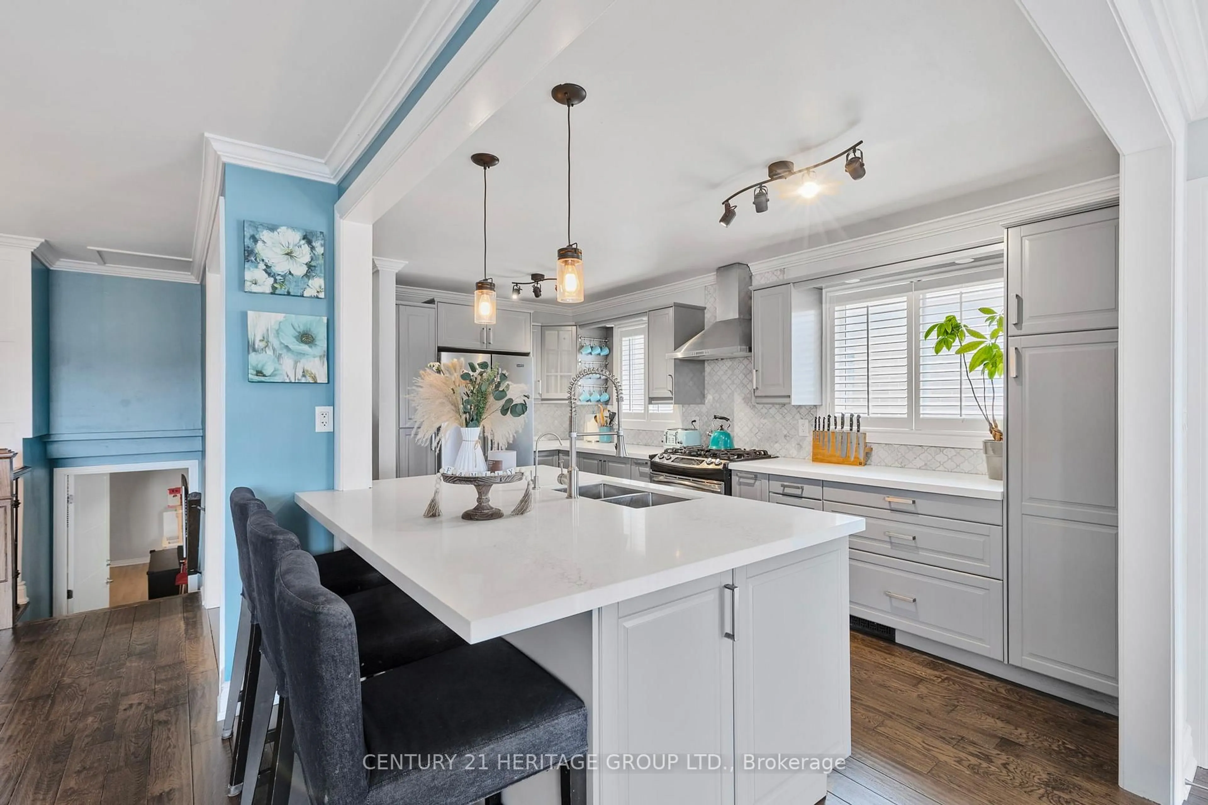Open concept kitchen, unknown for 53 Turner Crt, Bradford West Gwillimbury Ontario L3Z 2W7