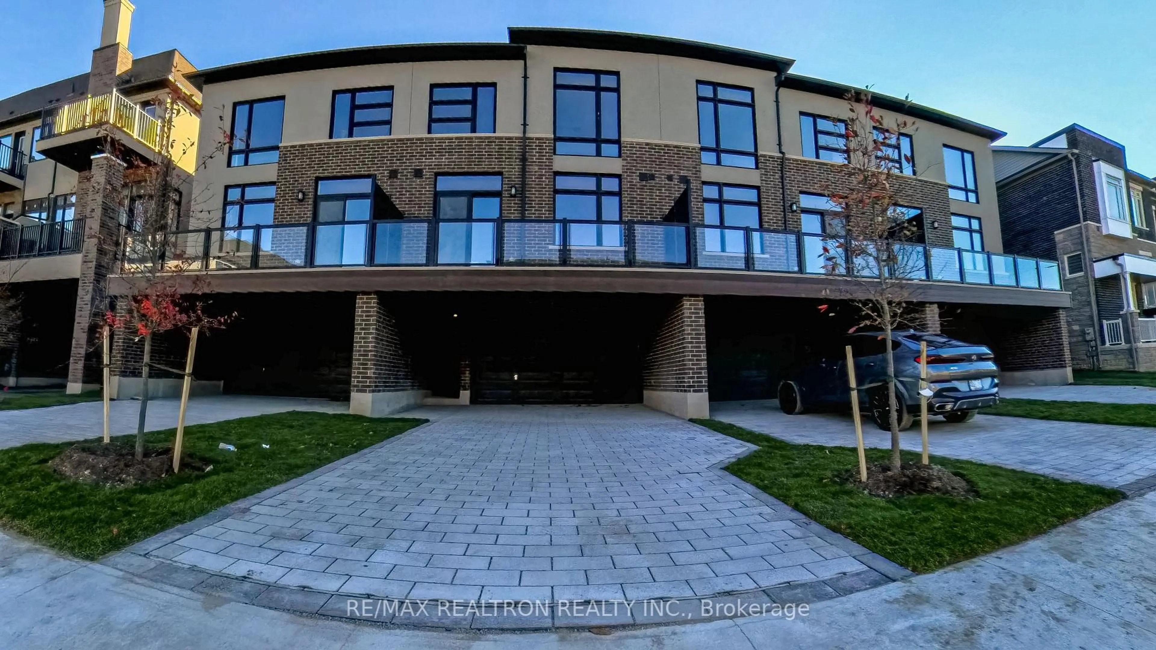 Indoor foyer for 342 King Rd, Richmond Hill Ontario L4E 2X5