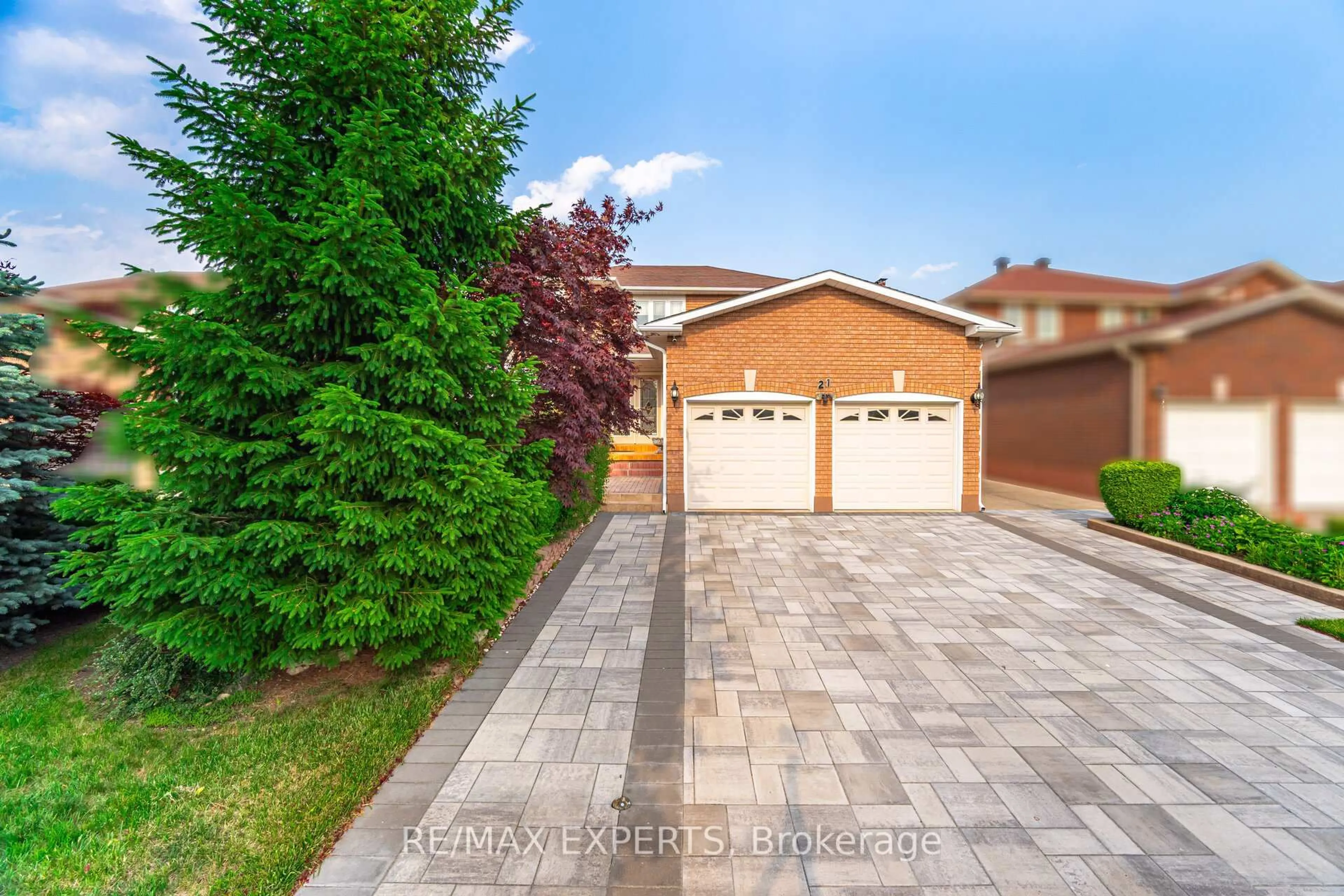 A pic from outside/outdoor area/front of a property/back of a property/a pic from drone, street for 21 Williamsburg Lane, Vaughan Ontario L4L 5C8