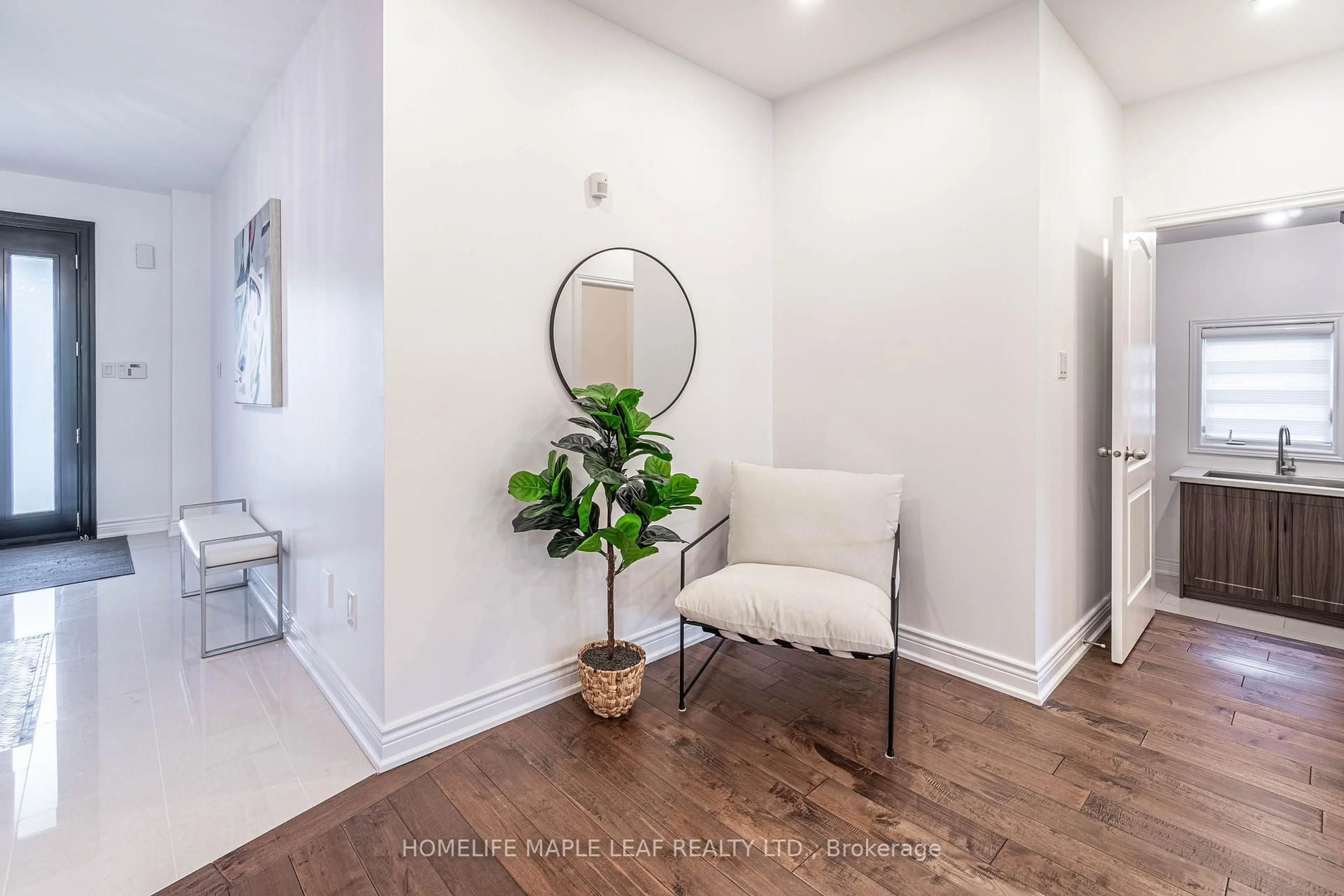 Indoor entryway for 31 Maurier Blvd, Vaughan Ontario L6A 0T9