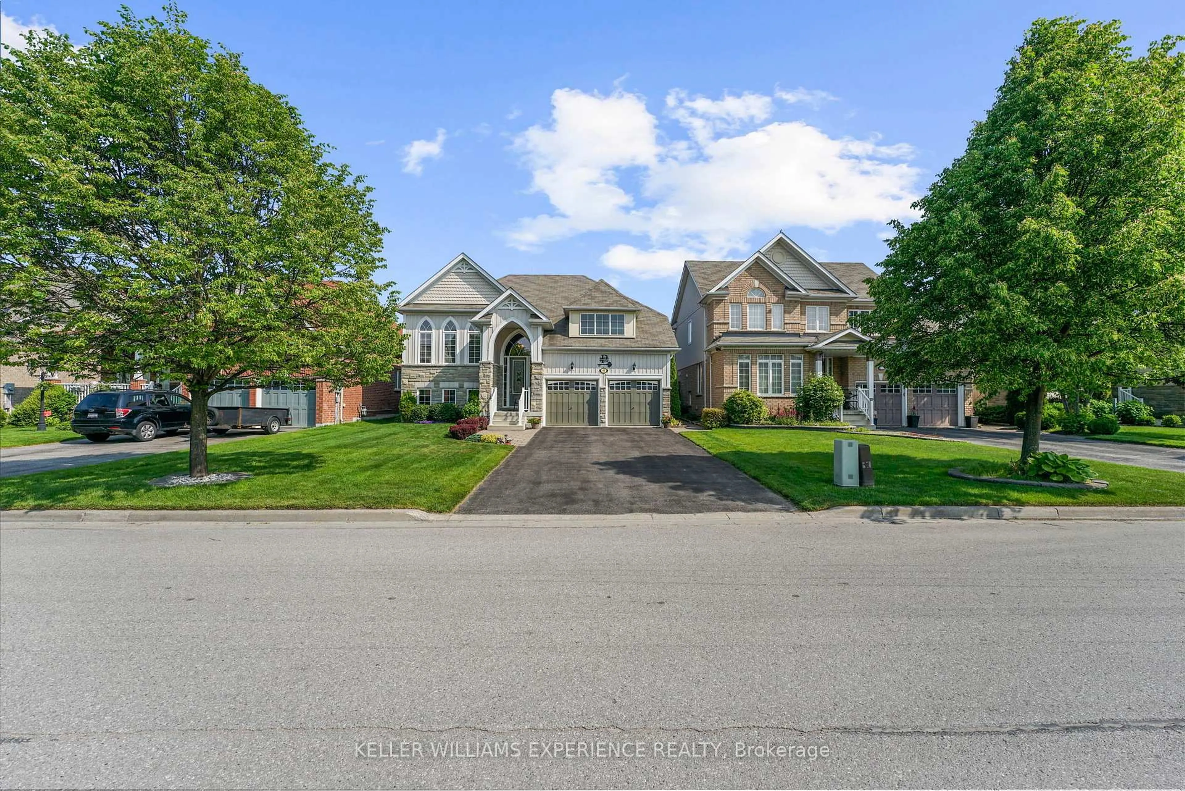 A pic from outside/outdoor area/front of a property/back of a property/a pic from drone, street for 40 Collier Cres, Essa Ontario L3W 0M6
