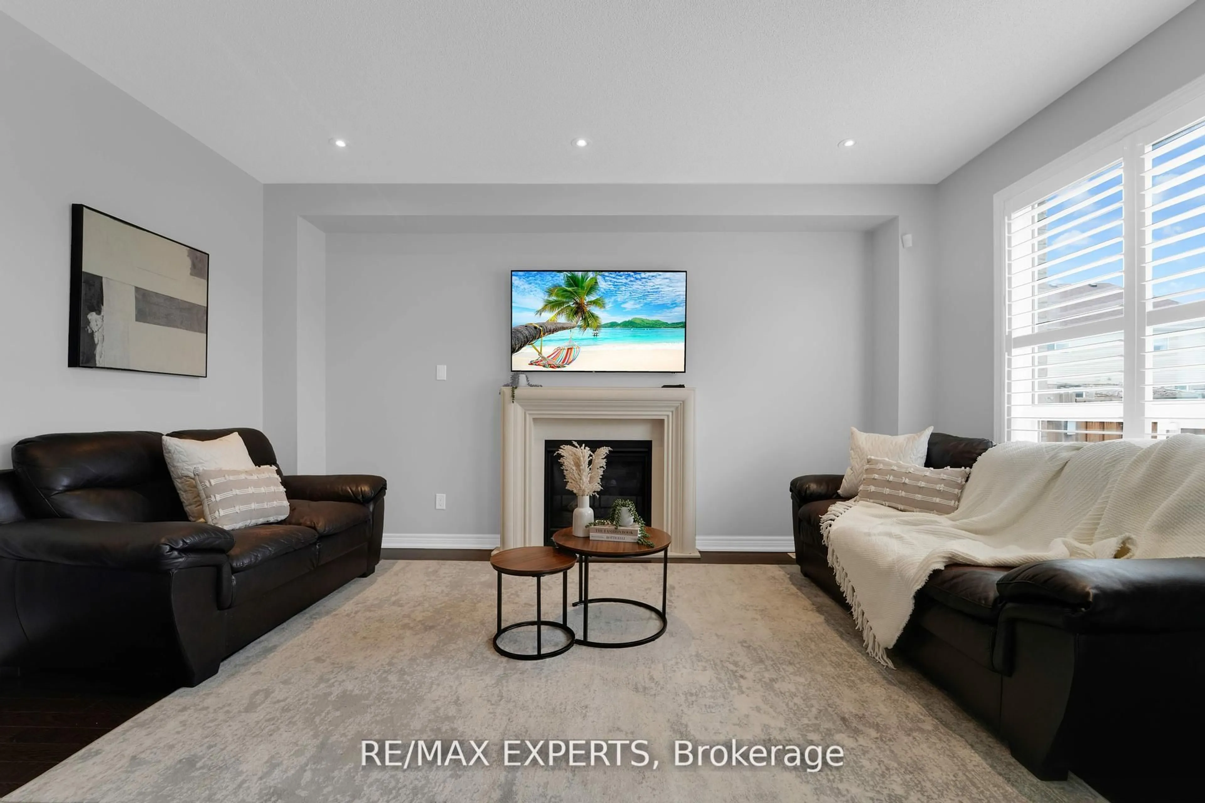 Living room with furniture, unknown for 28 Watson Dr, New Tecumseth Ontario L0G 1W0