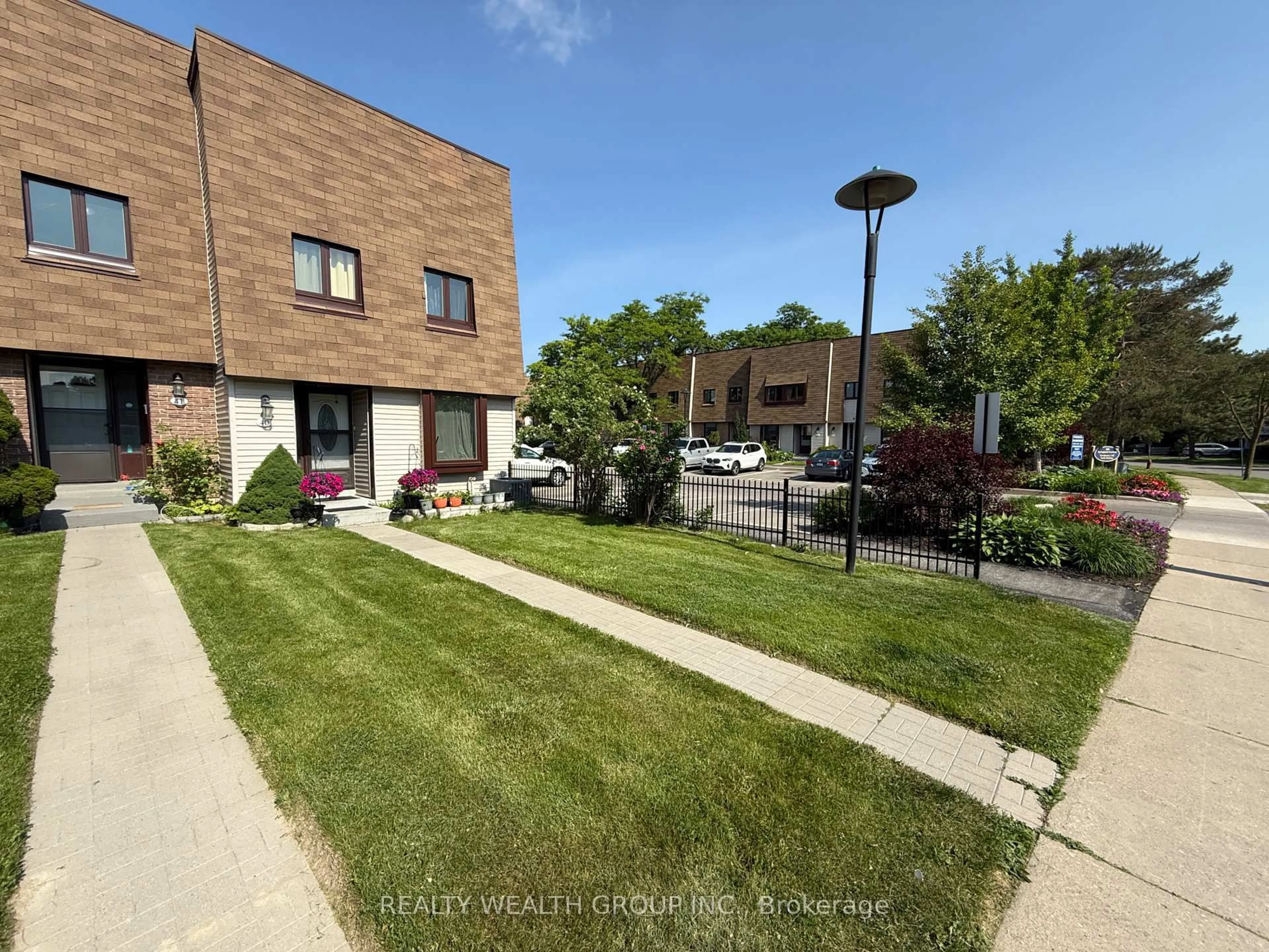 A pic from outside/outdoor area/front of a property/back of a property/a pic from drone, street for 189 Springhead Gdns #41, Richmond Hill Ontario L4C 5C7