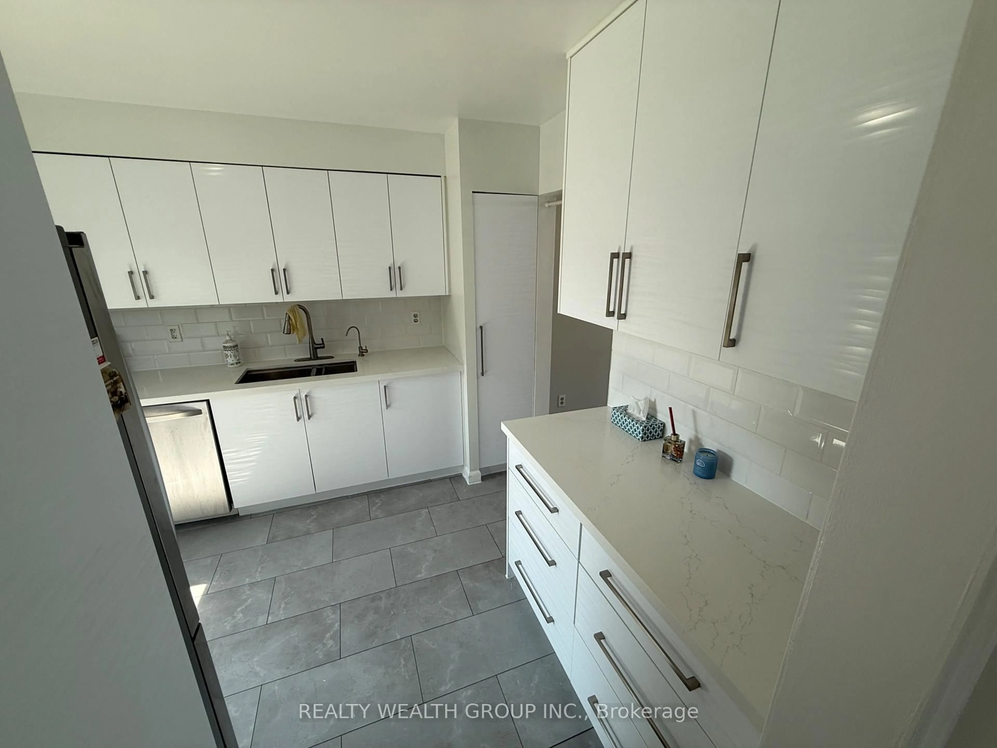 Standard kitchen, ceramic/tile floor for 189 Springhead Gdns #41, Richmond Hill Ontario L4C 5C7