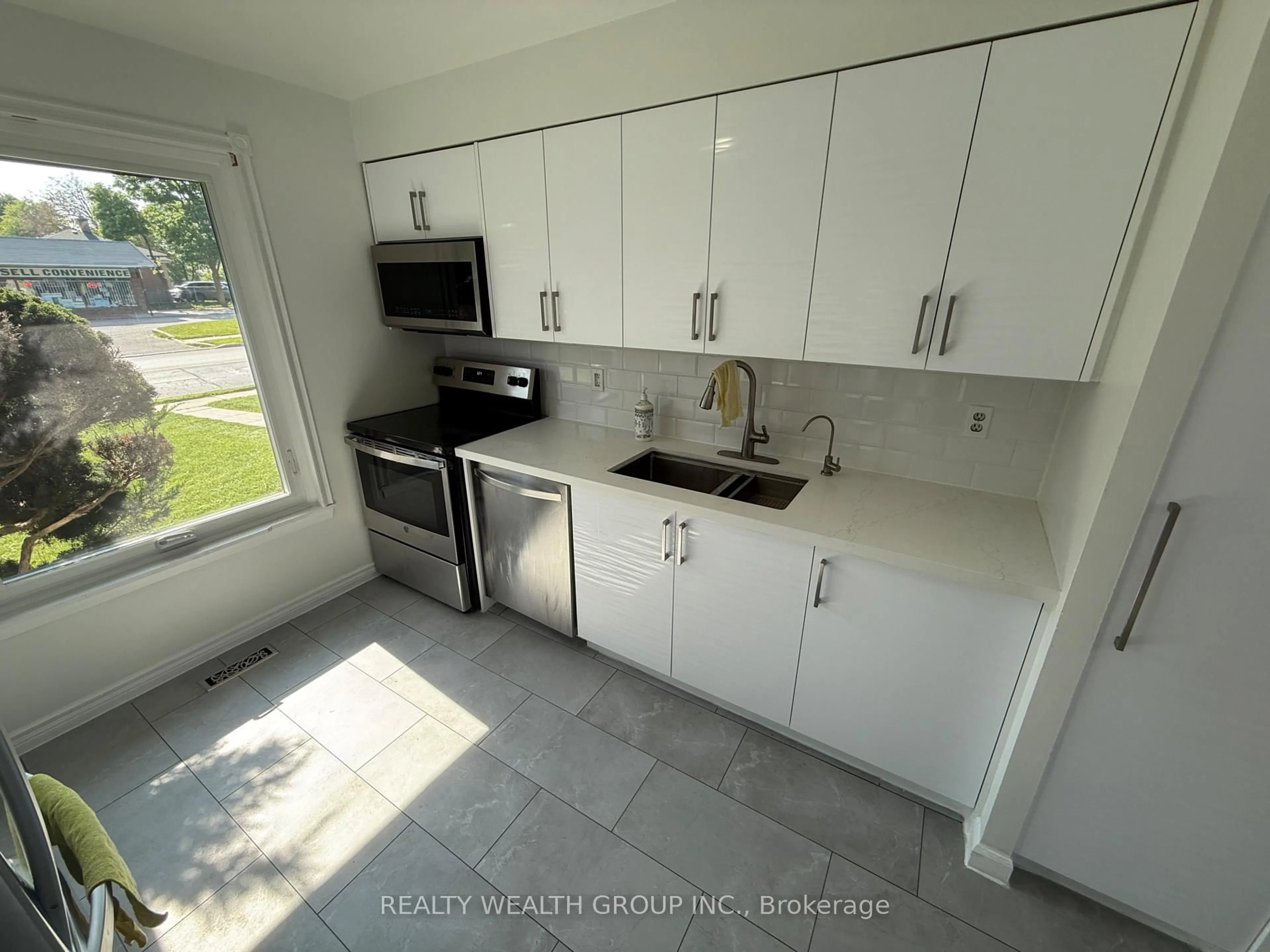 Standard kitchen, ceramic/tile floor for 189 Springhead Gdns #41, Richmond Hill Ontario L4C 5C7