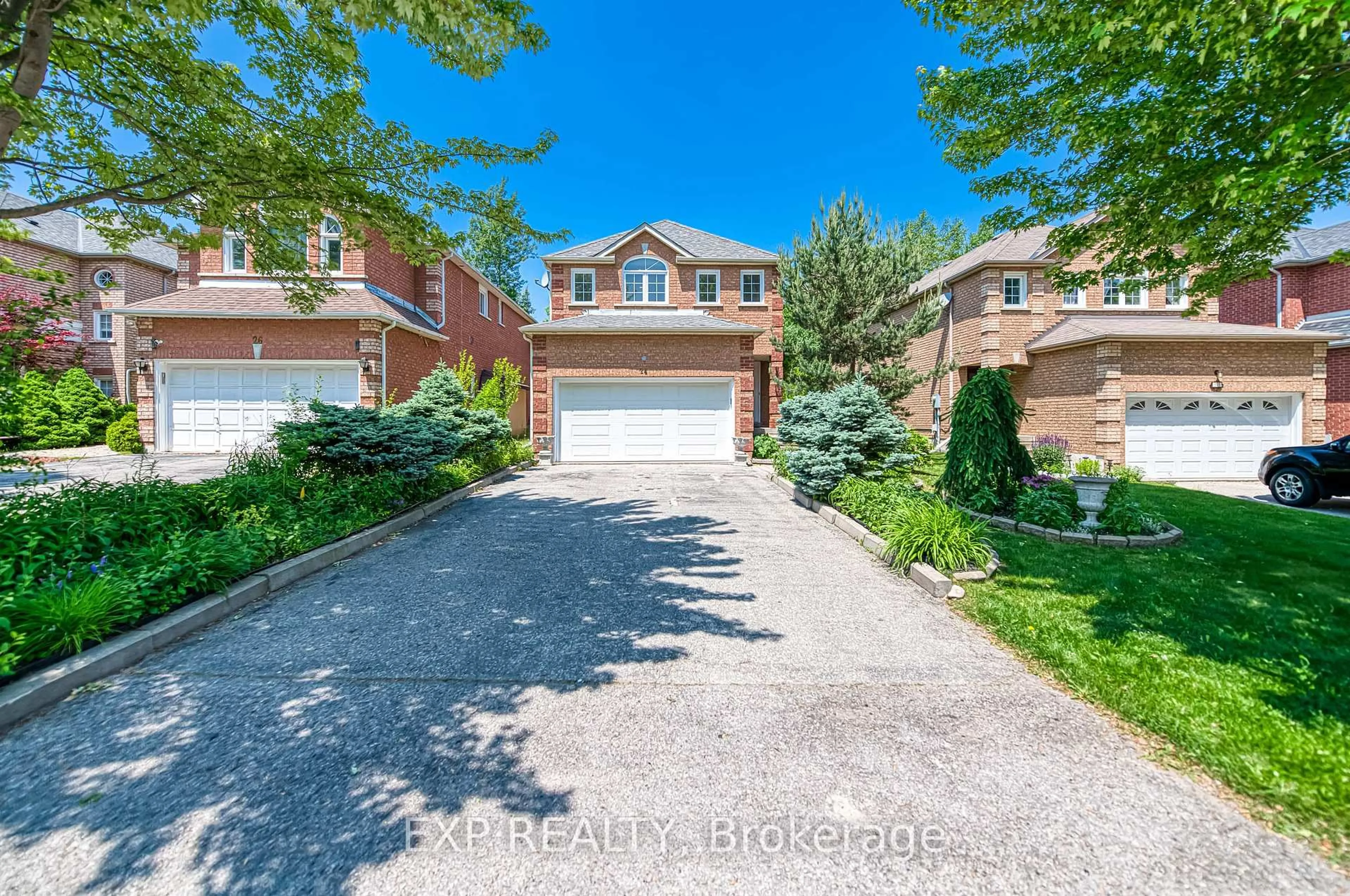A pic from outside/outdoor area/front of a property/back of a property/a pic from drone, street for 24 Rawlings Ave, Richmond Hill Ontario L4S 1B4