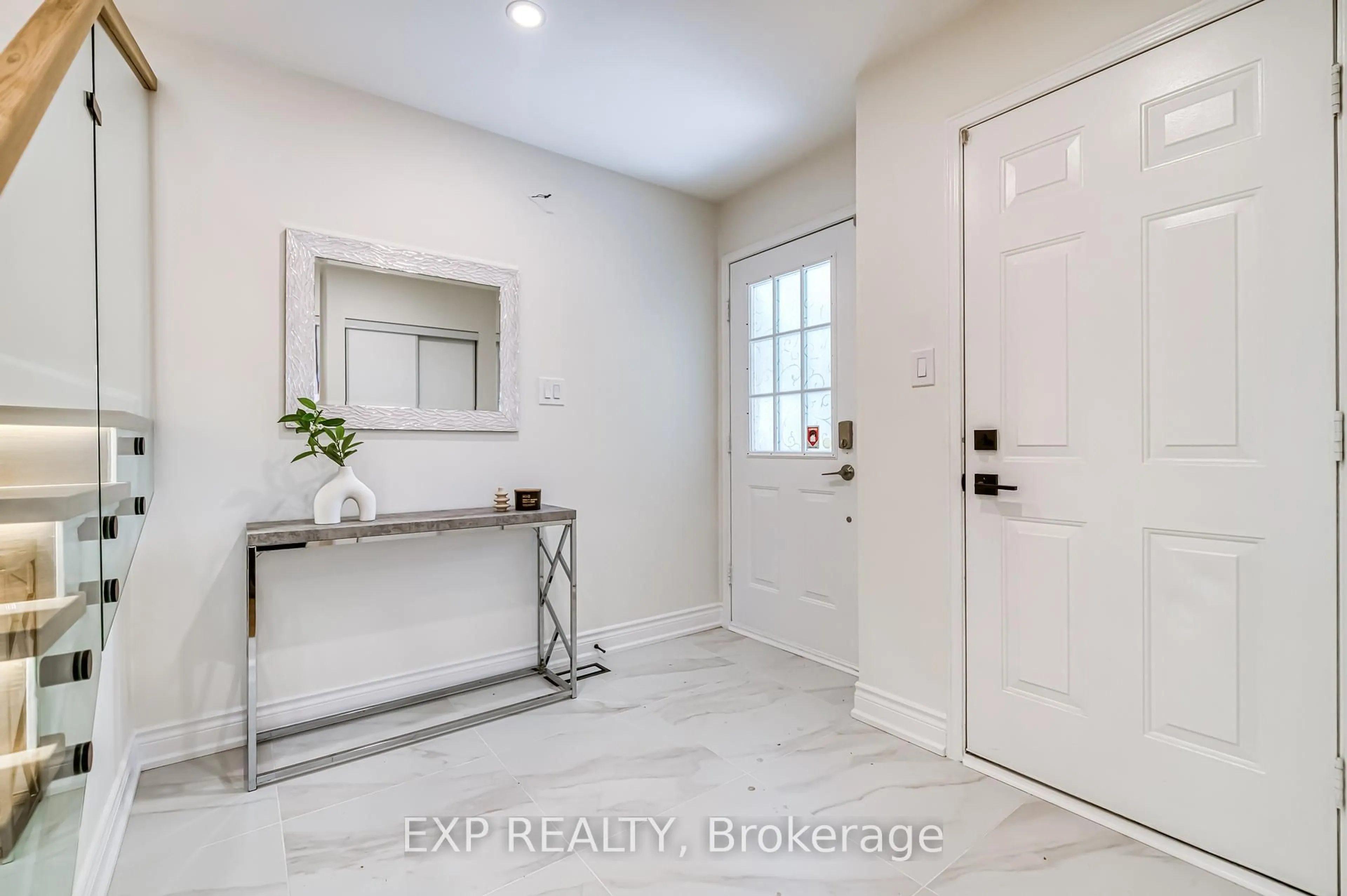 Indoor entryway for 24 Rawlings Ave, Richmond Hill Ontario L4S 1B4