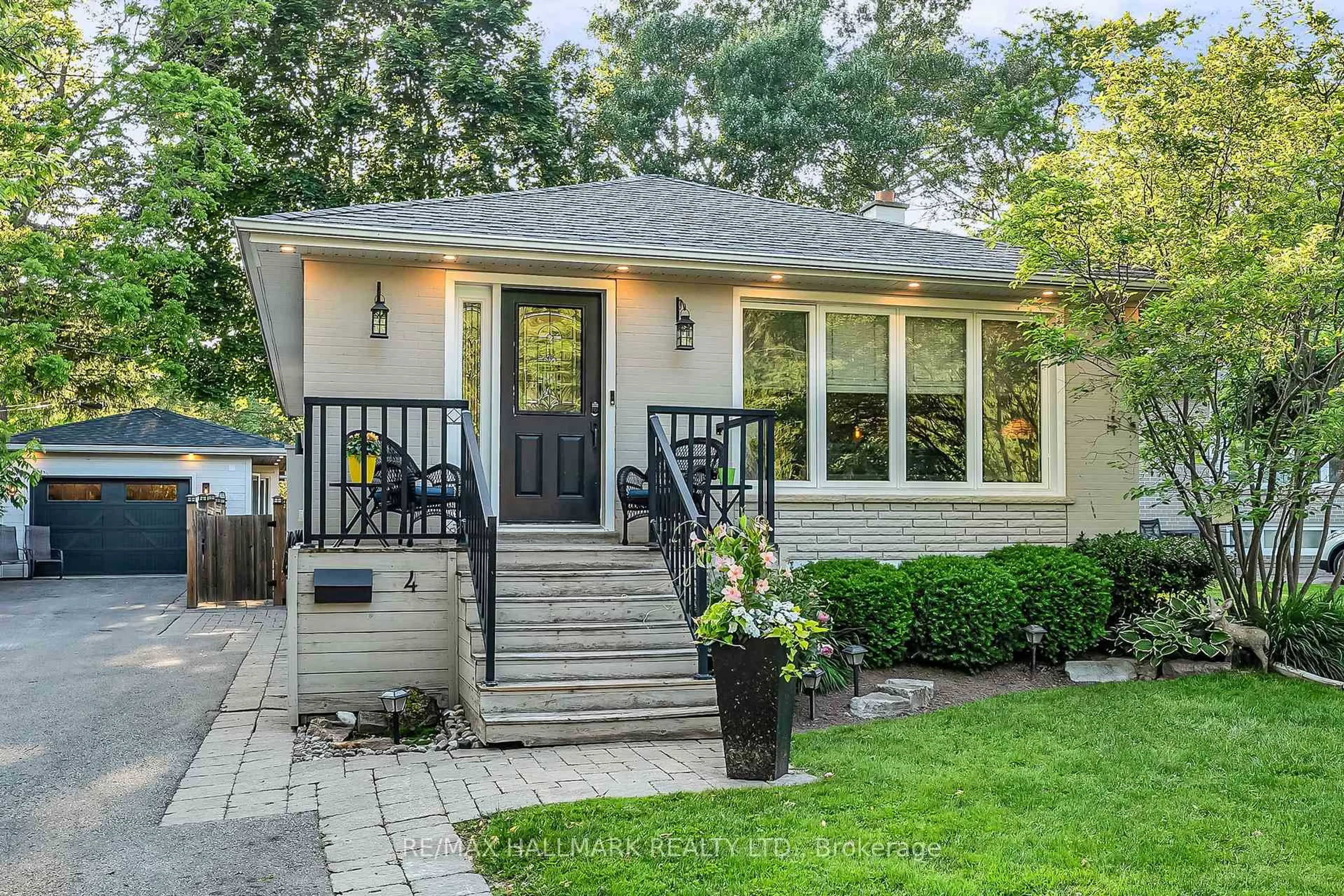 Home with brick exterior material, street for 4 Cabot Crt, Aurora Ontario L4G 2Y8