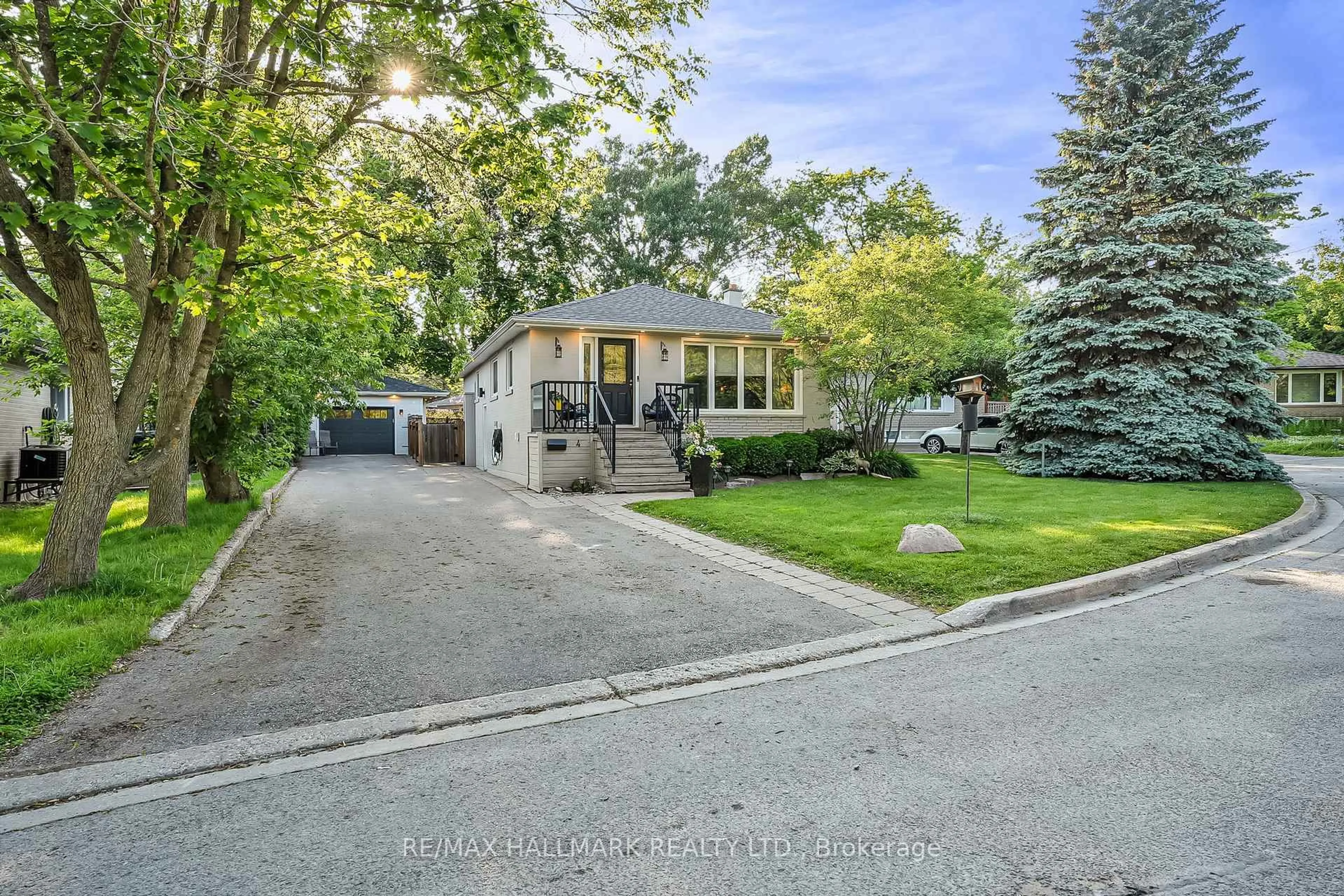 A pic from outside/outdoor area/front of a property/back of a property/a pic from drone, street for 4 Cabot Crt, Aurora Ontario L4G 2Y8