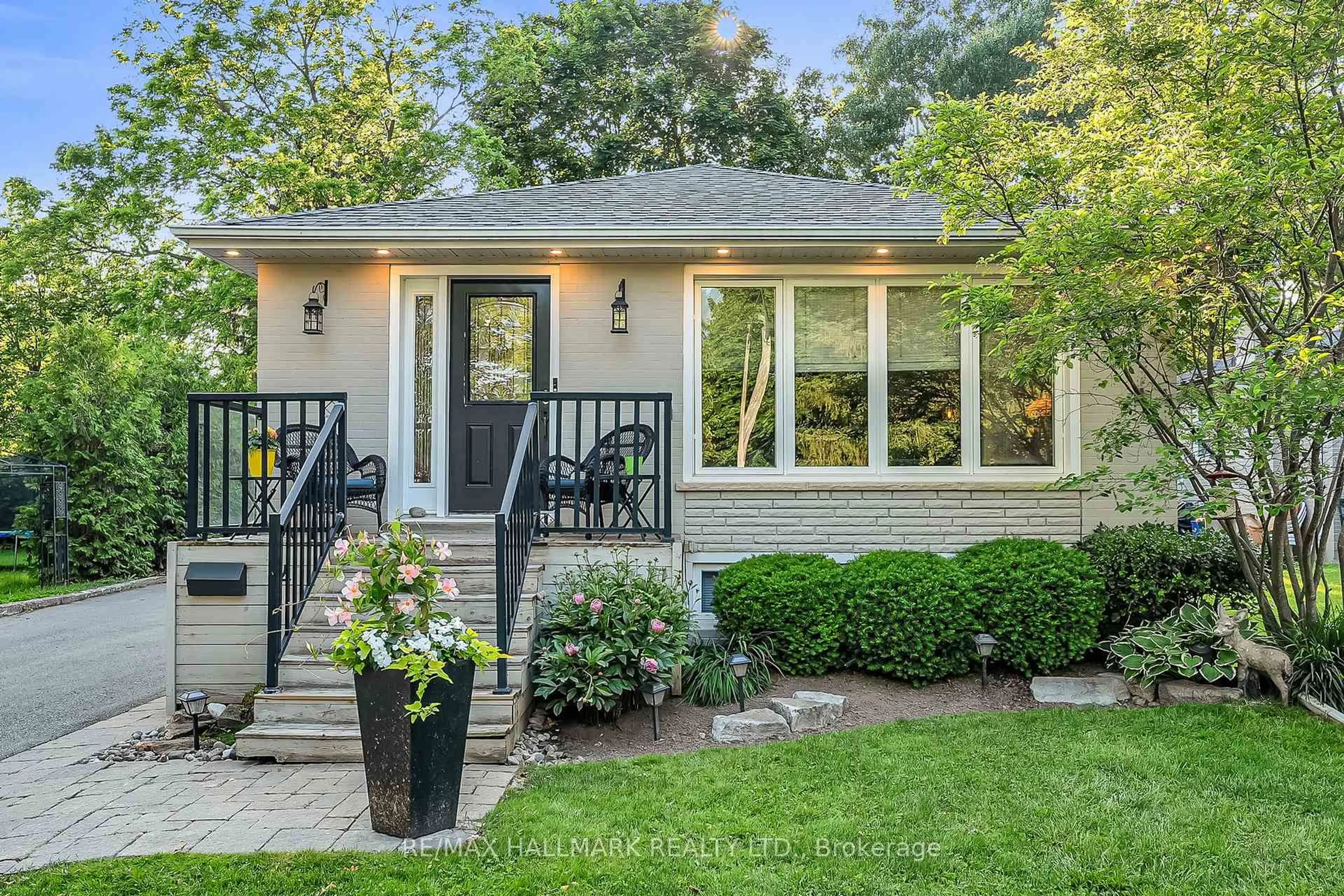 Home with brick exterior material, street for 4 Cabot Crt, Aurora Ontario L4G 2Y8