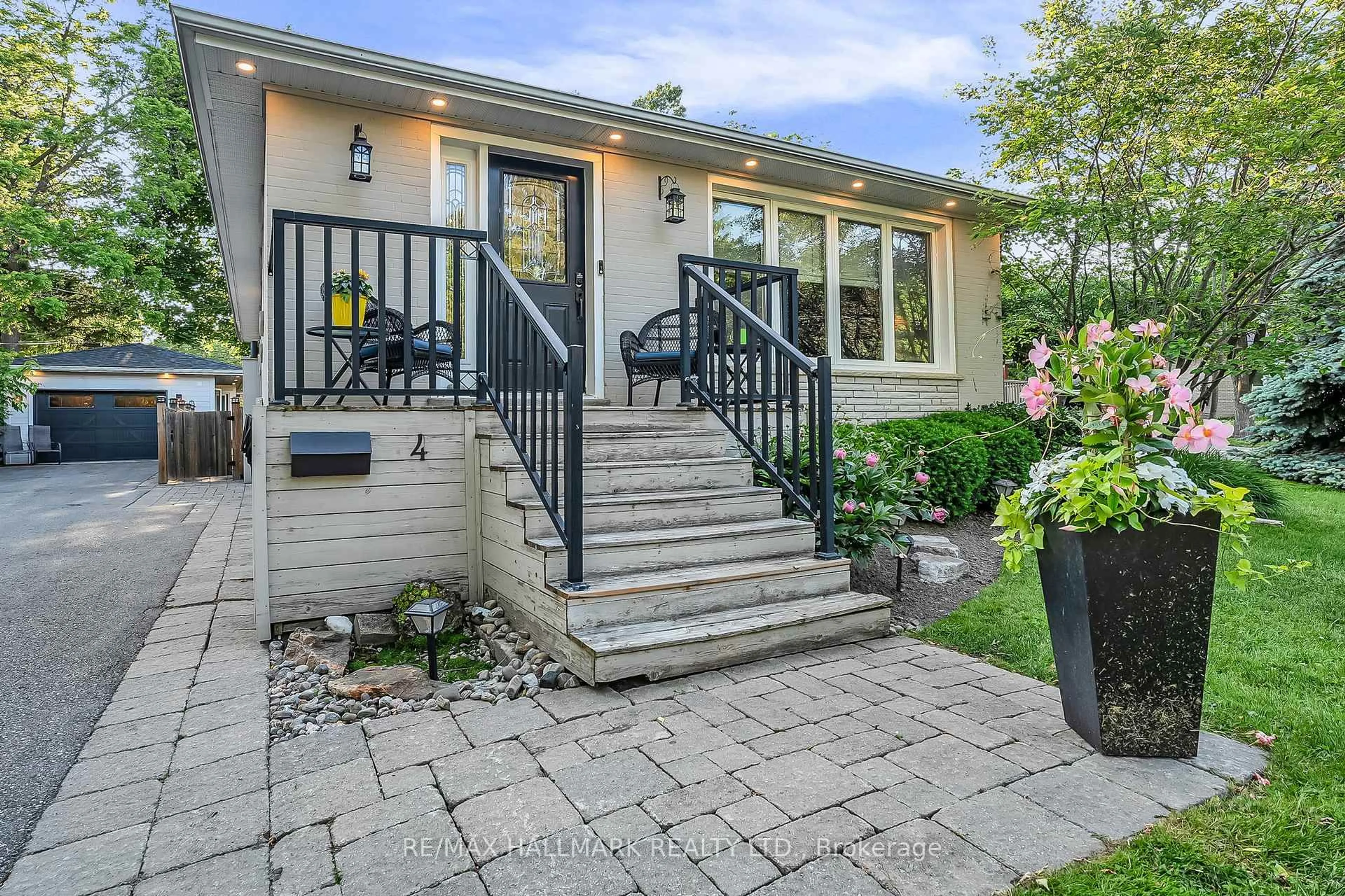 Home with brick exterior material, street for 4 Cabot Crt, Aurora Ontario L4G 2Y8