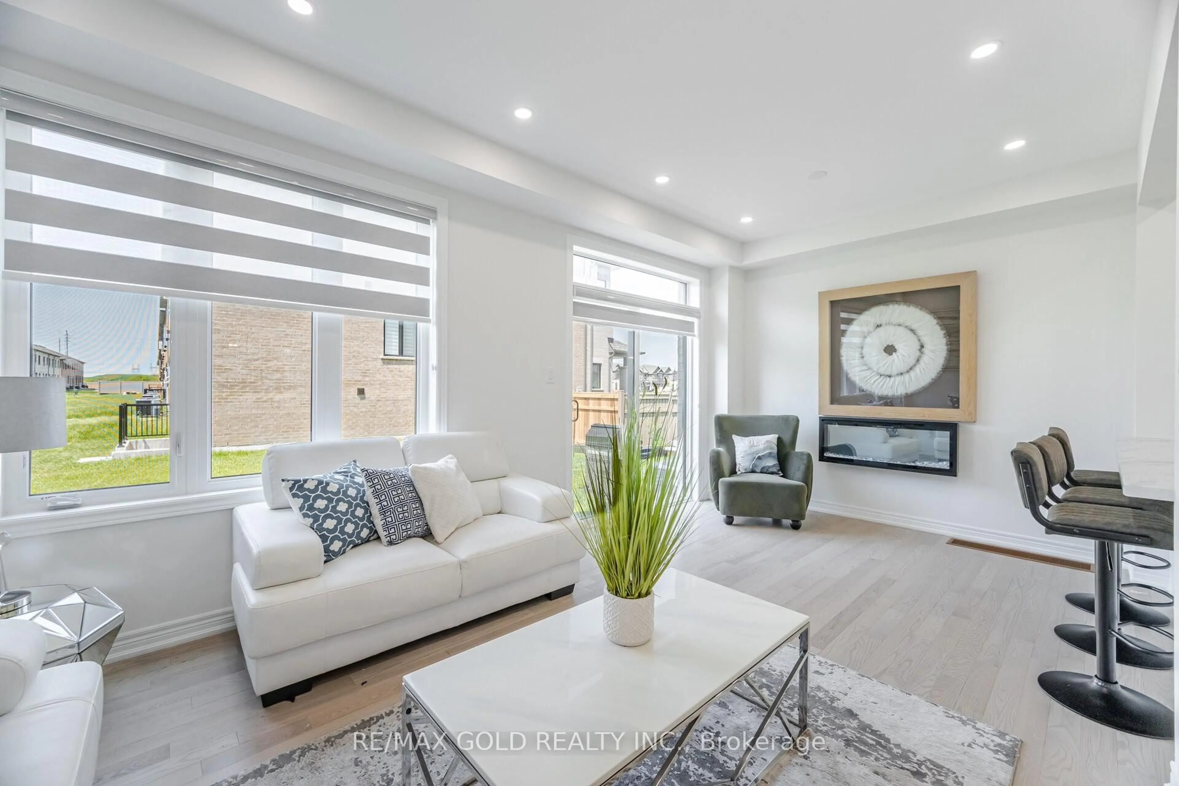 Living room with furniture, unknown for 162 Hartington St, Vaughan Ontario L4H 5J5