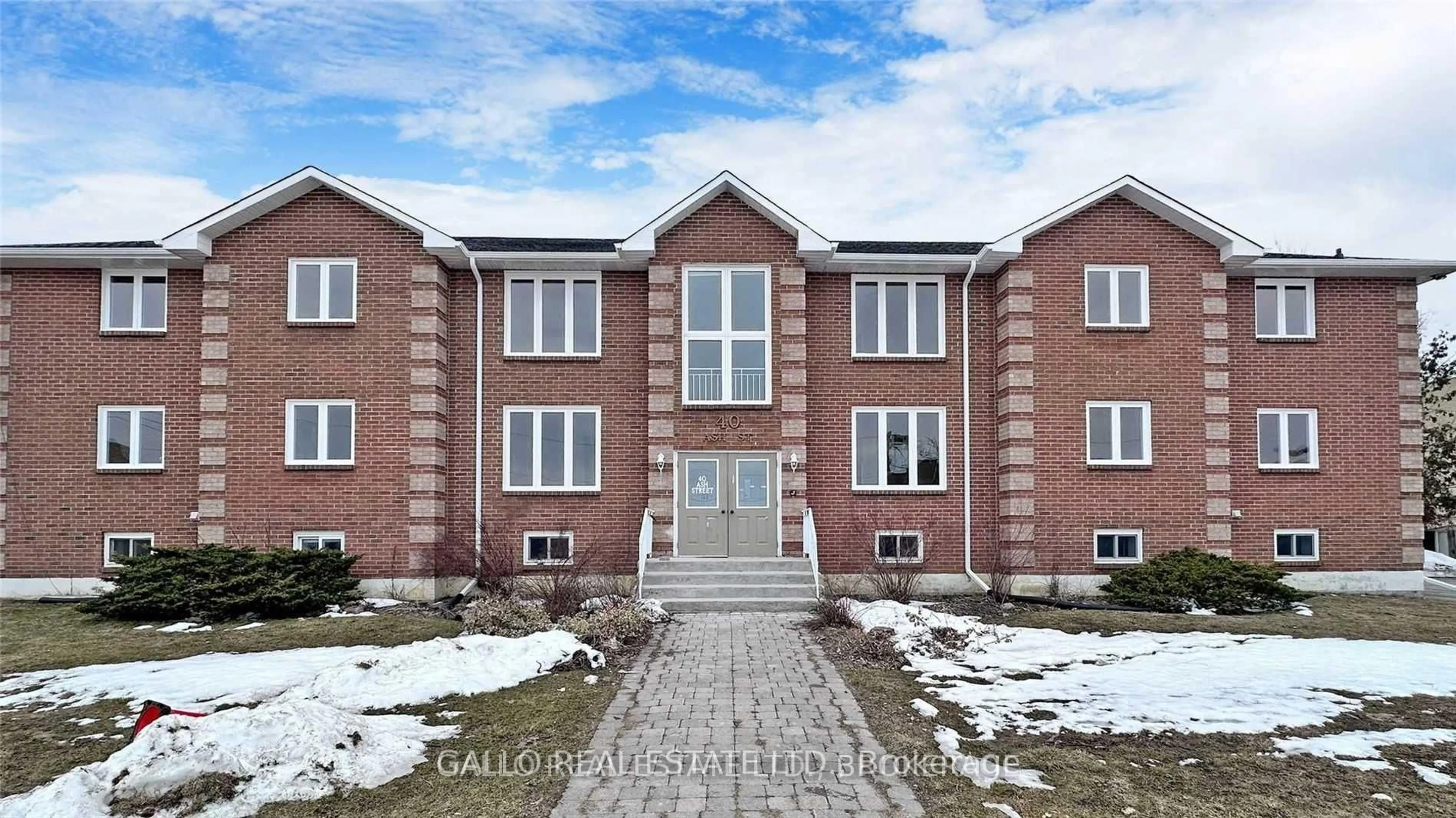 Home with brick exterior material, building for 40 Ash St, Uxbridge Ontario L9P 1E2